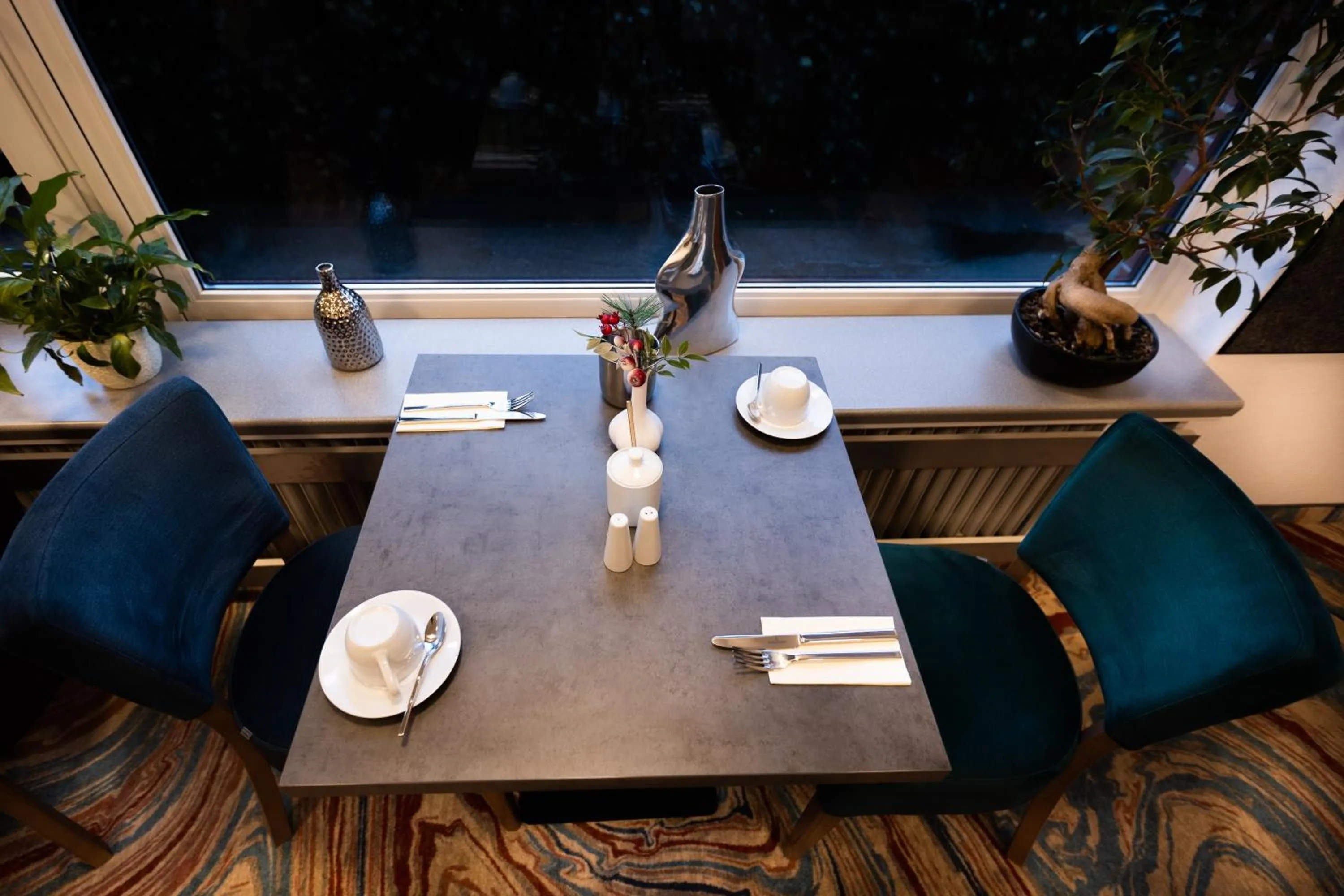 Breakfast in Firzlaff's Hotel