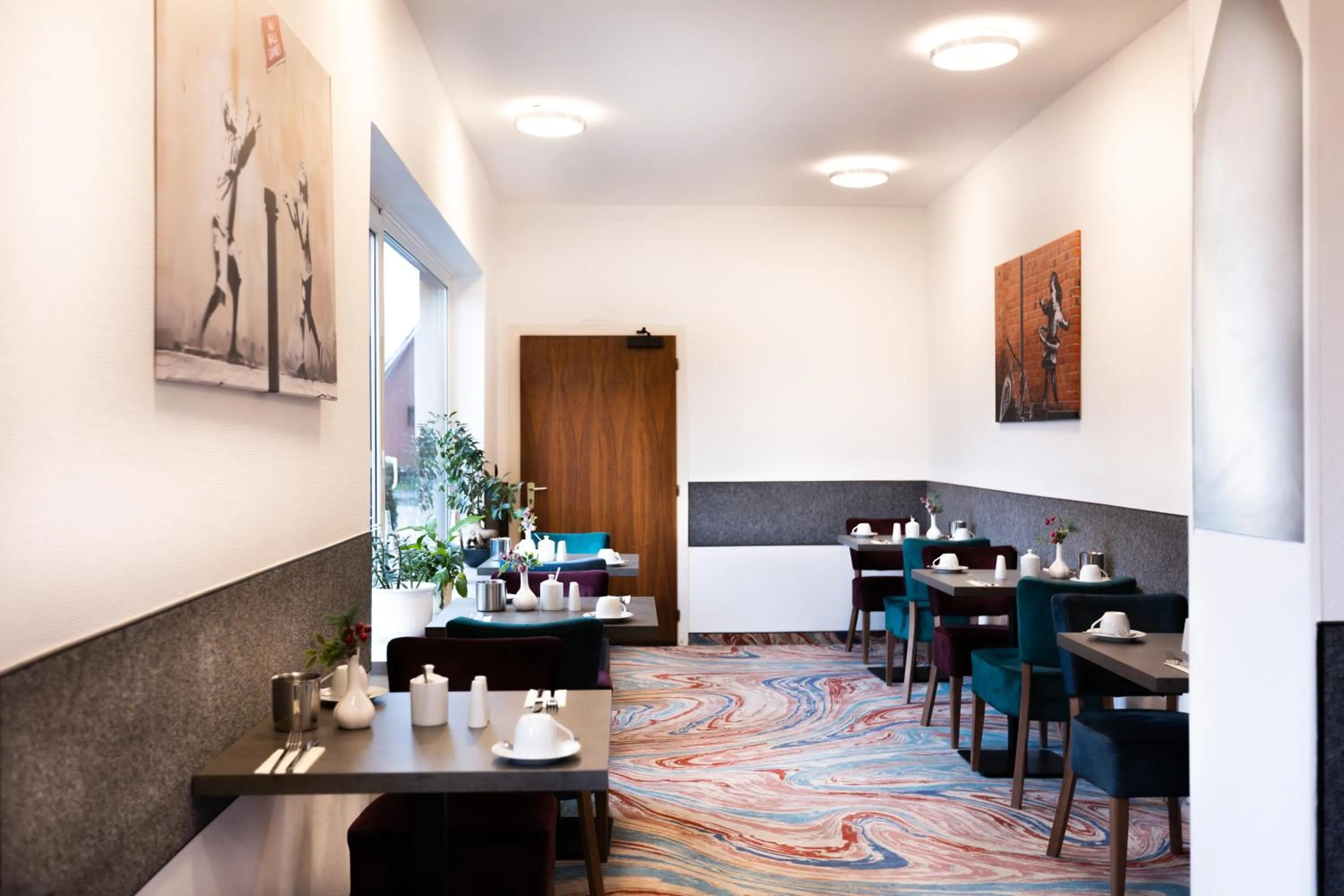 Breakfast in Firzlaff's Hotel