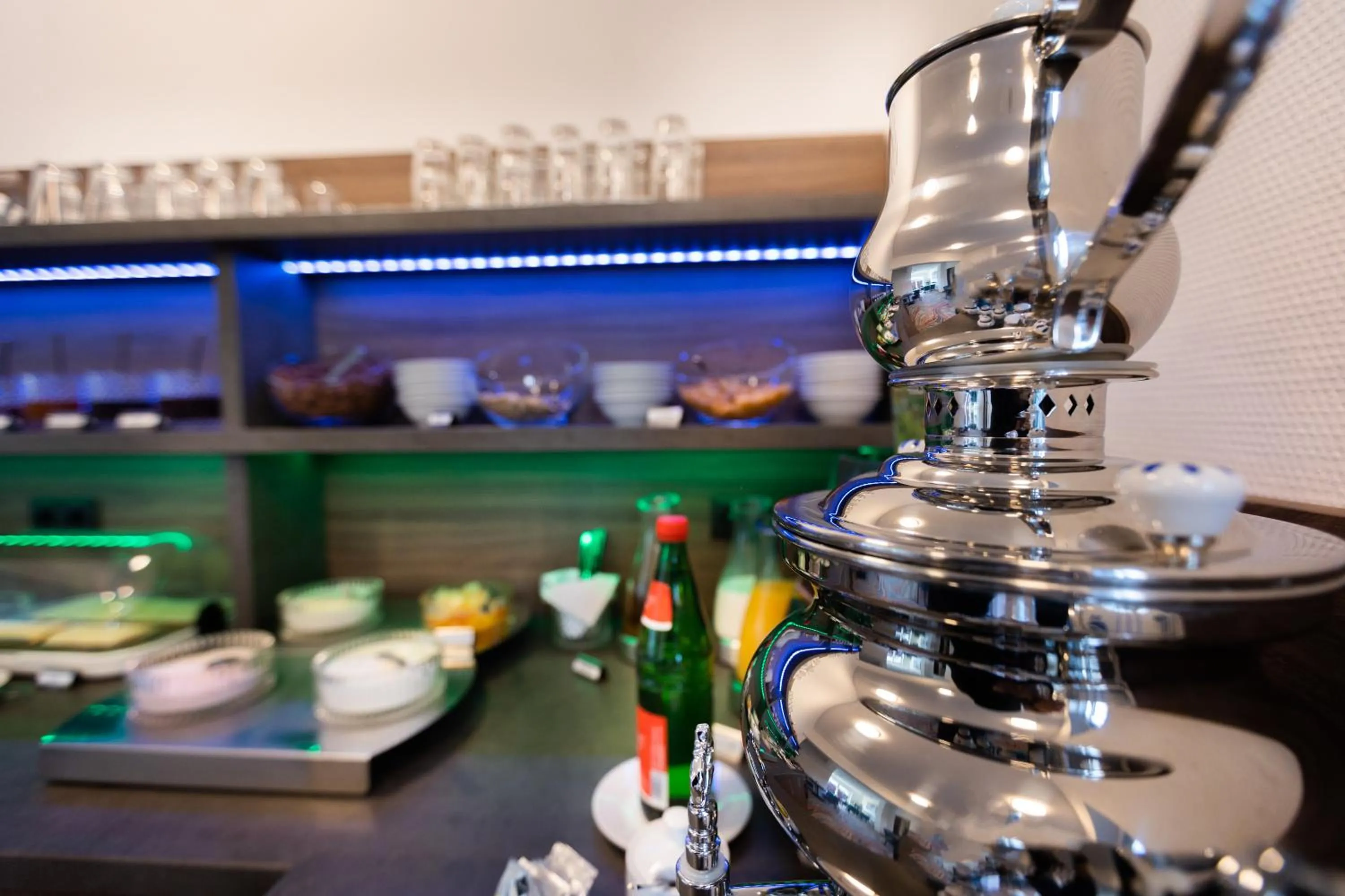 Breakfast in Firzlaff's Hotel