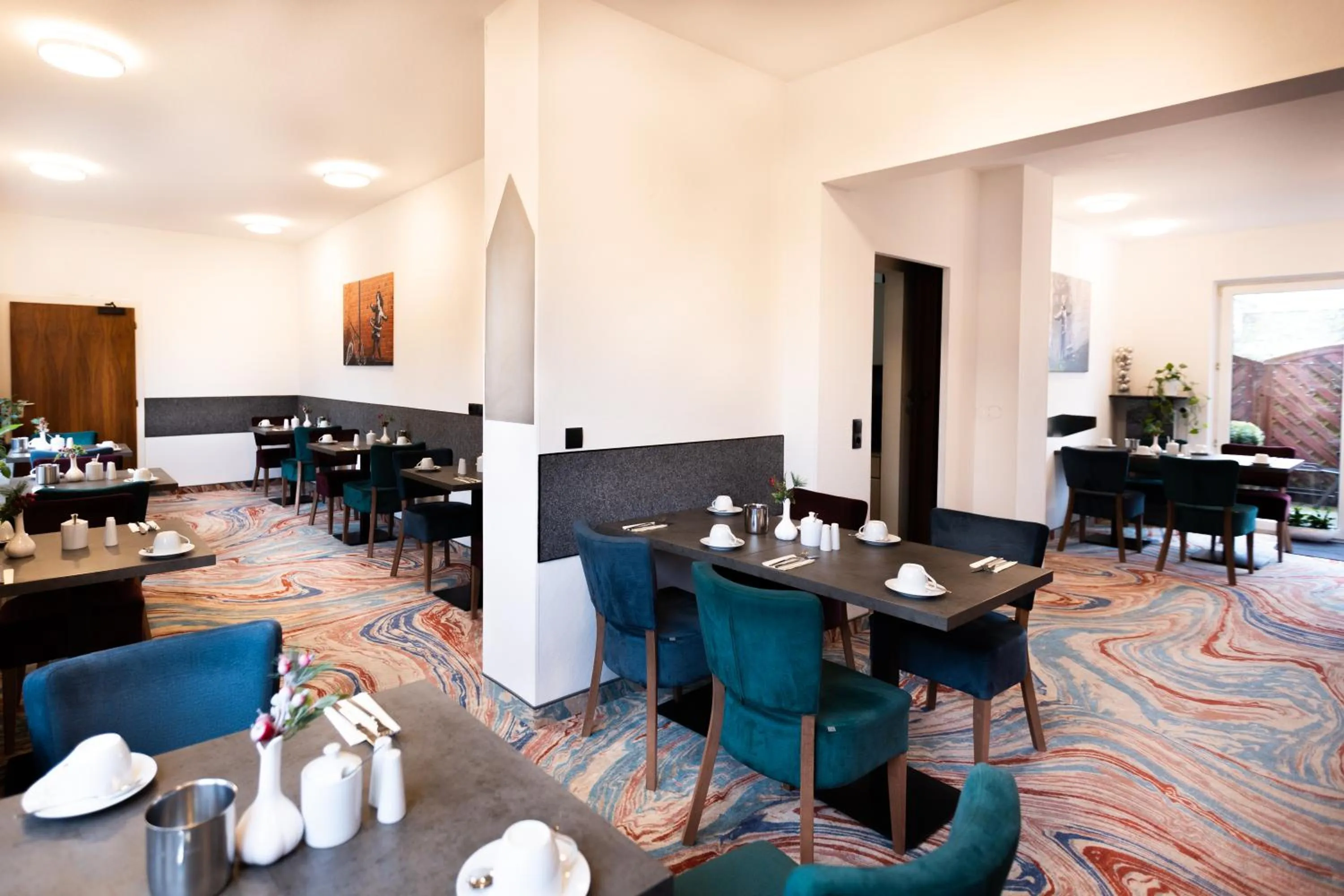 Breakfast in Firzlaff's Hotel