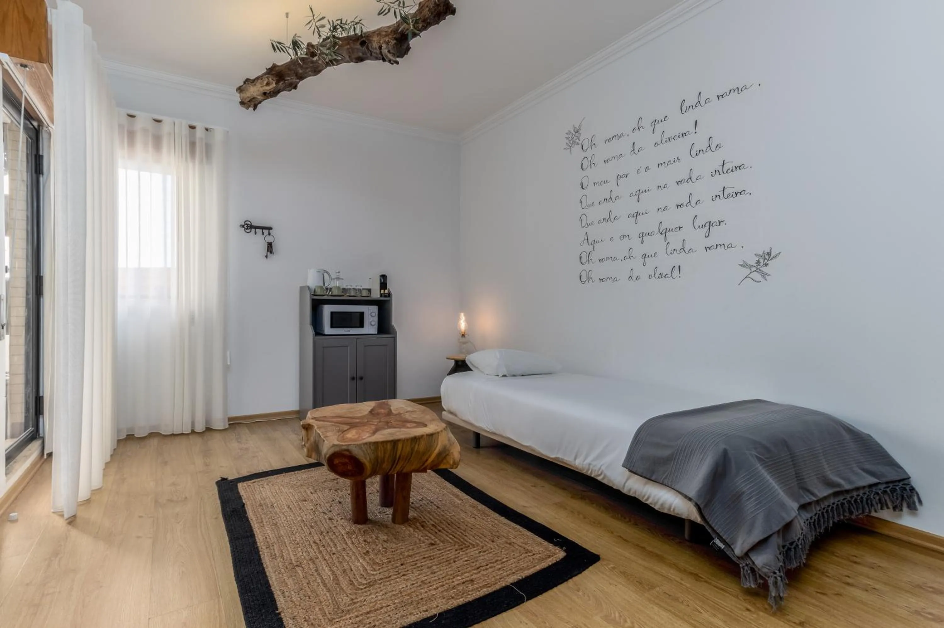 Living room, Bed in Villa Center - Alojamento Local