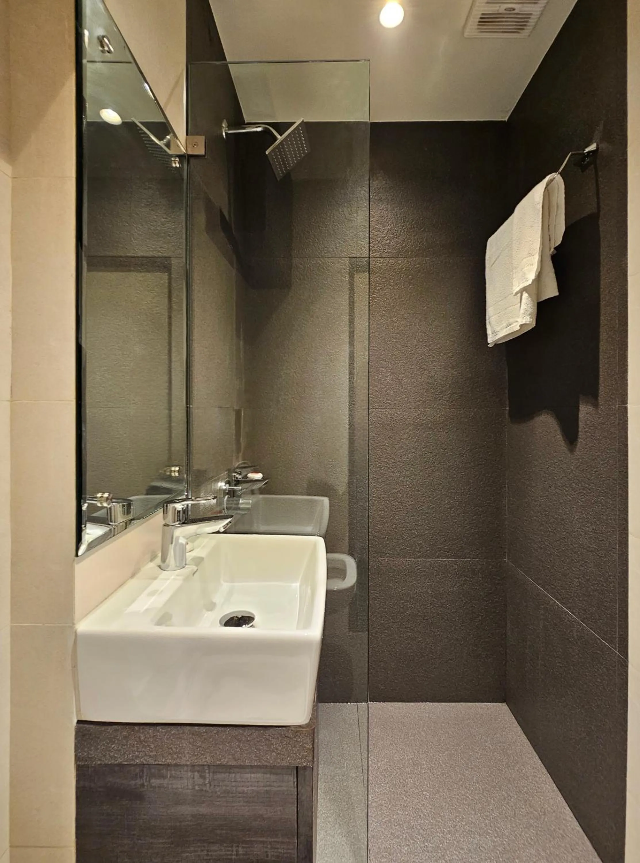 Bathroom in Hotel Kumkum
