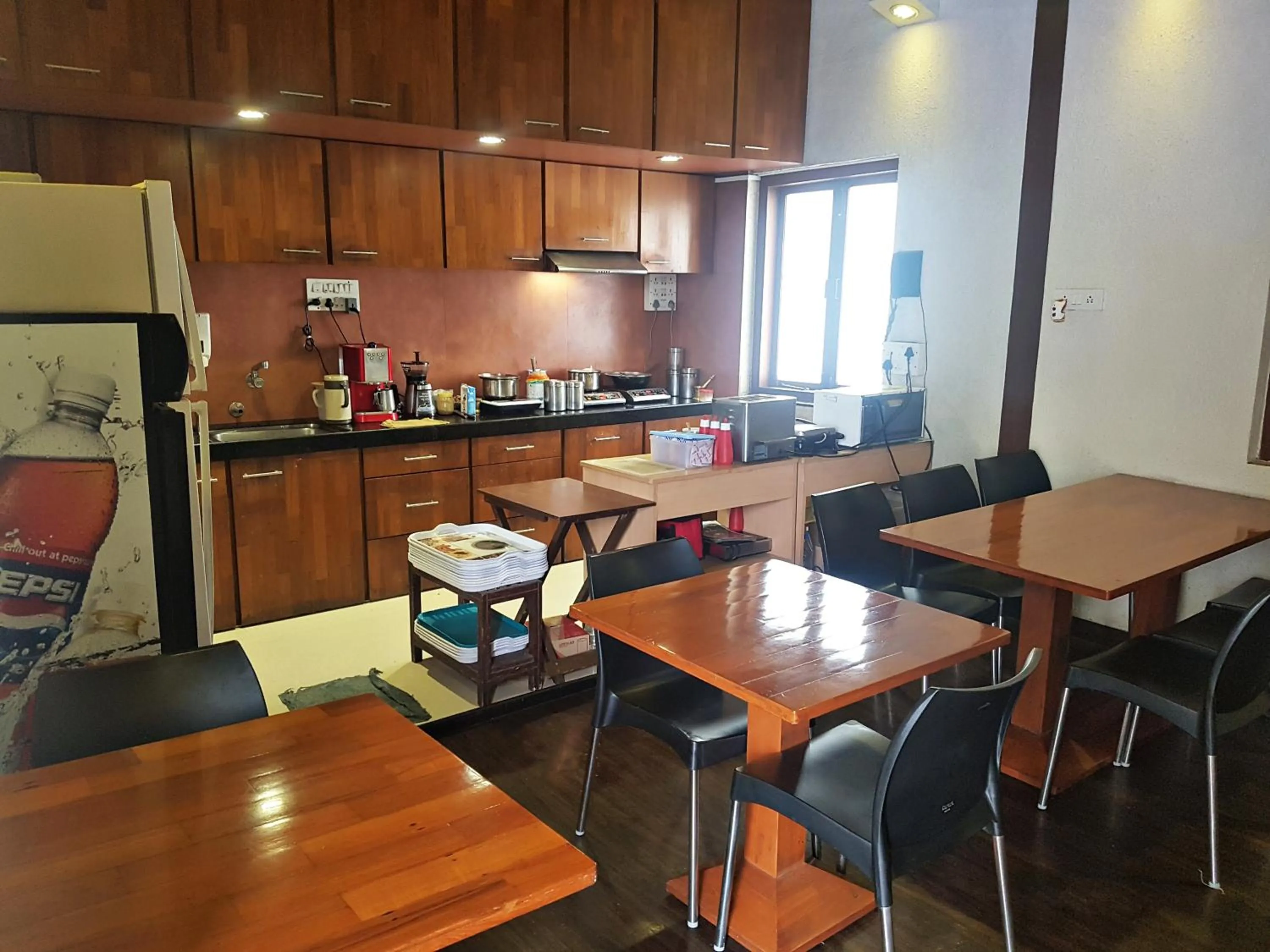 Restaurant/places to eat in Hotel Kumkum