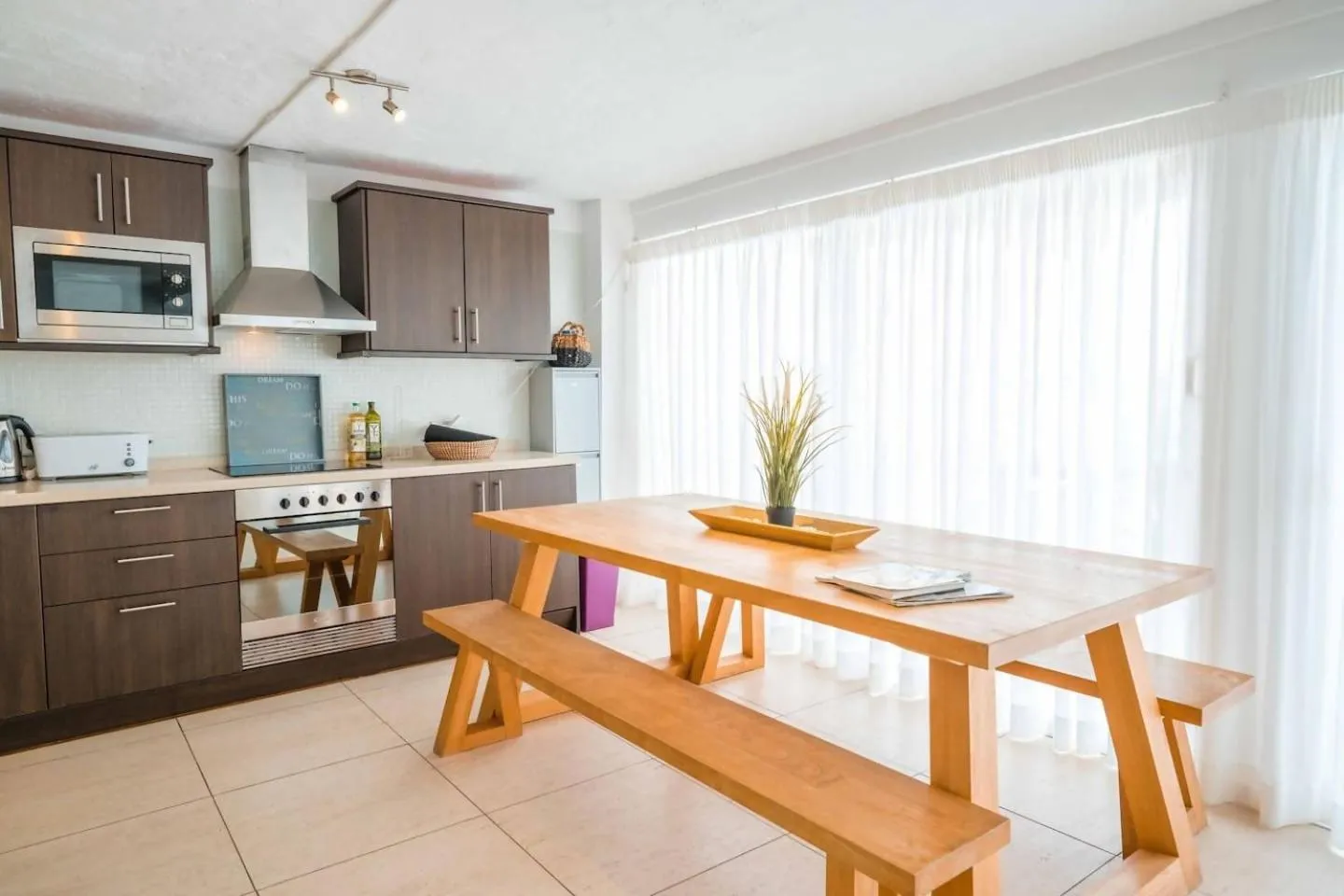 Kitchen or kitchenette in Villa Maluhia Frente Al Mar y Jacuzzi, Corralejo