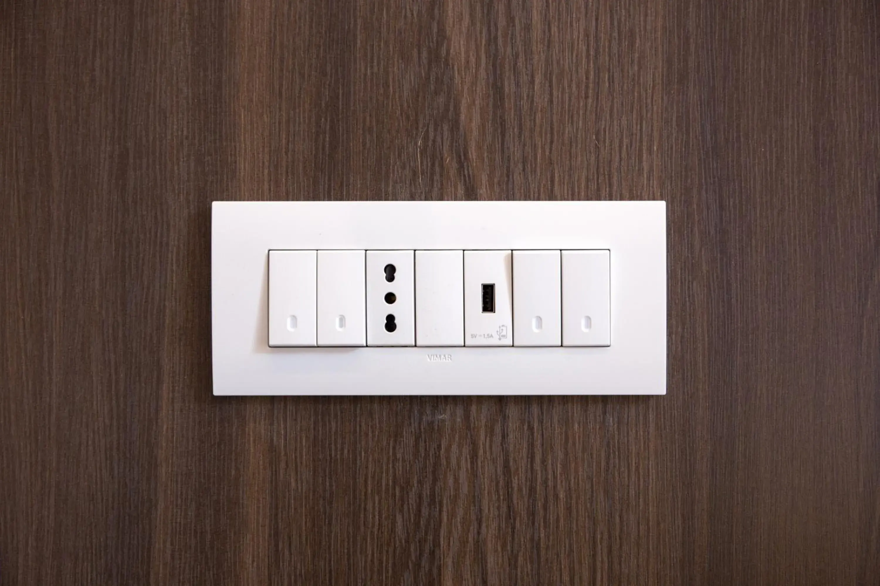 TV and multimedia in Bramble Luxury Suites TV and multimedia in Bramble Luxury Suites