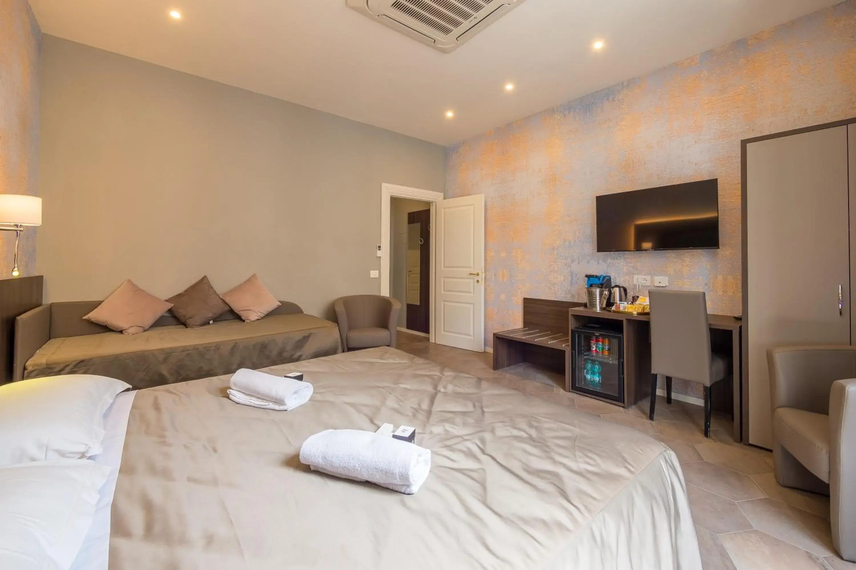 TV and multimedia, Bed in Bramble Luxury Suites TV and multimedia, Bed in Bramble Luxury Suites