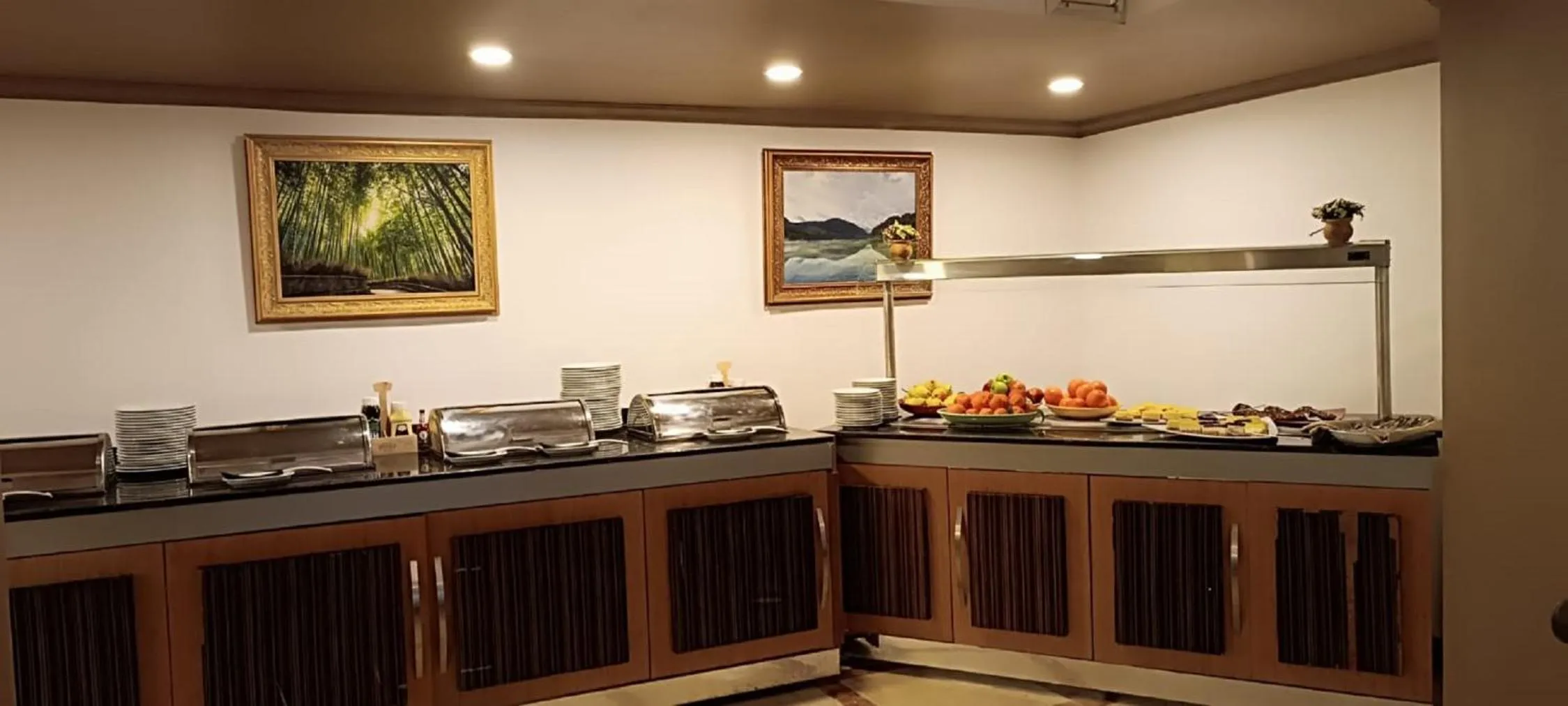 Restaurant/places to eat in Silver Tower Residence