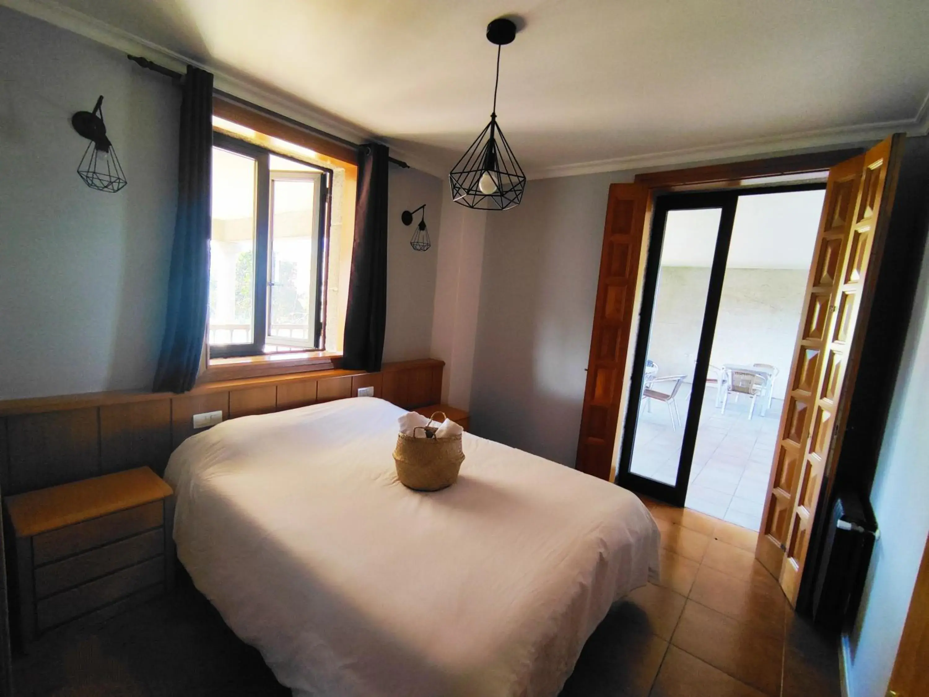 Queen Room with Shared Bathroom - single occupancy in Albergue Villa San Clemente Queen Room with Shared Bathroom - single occupancy in Albergue Villa San Clemente