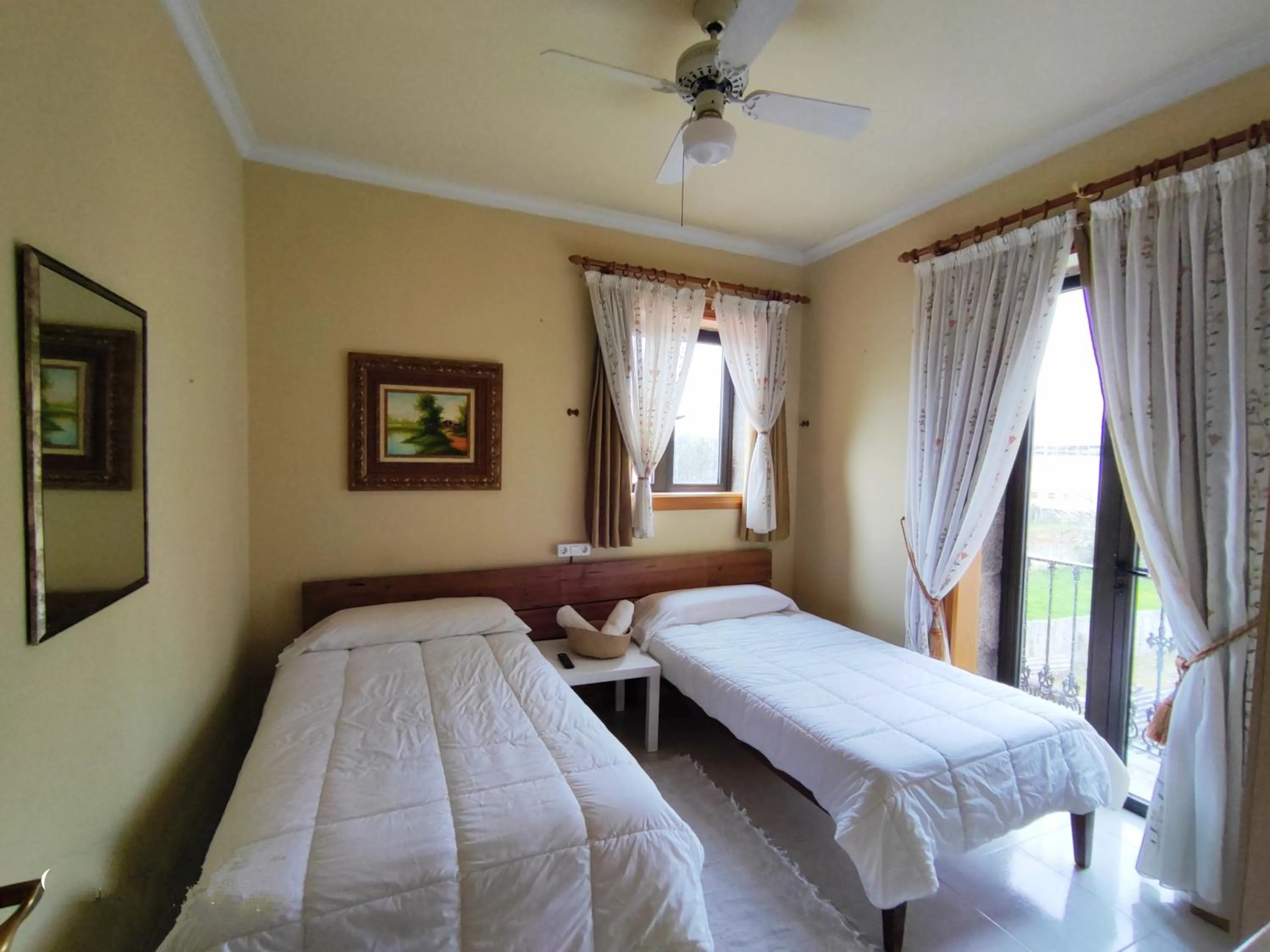 Twin Room with Shared Bathroom - single occupancy in Albergue Villa San Clemente