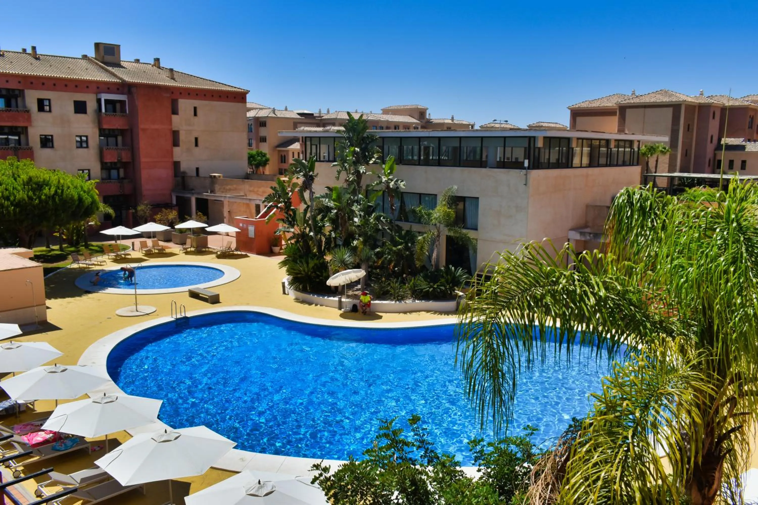 Swimming pool in Leo Enebrales