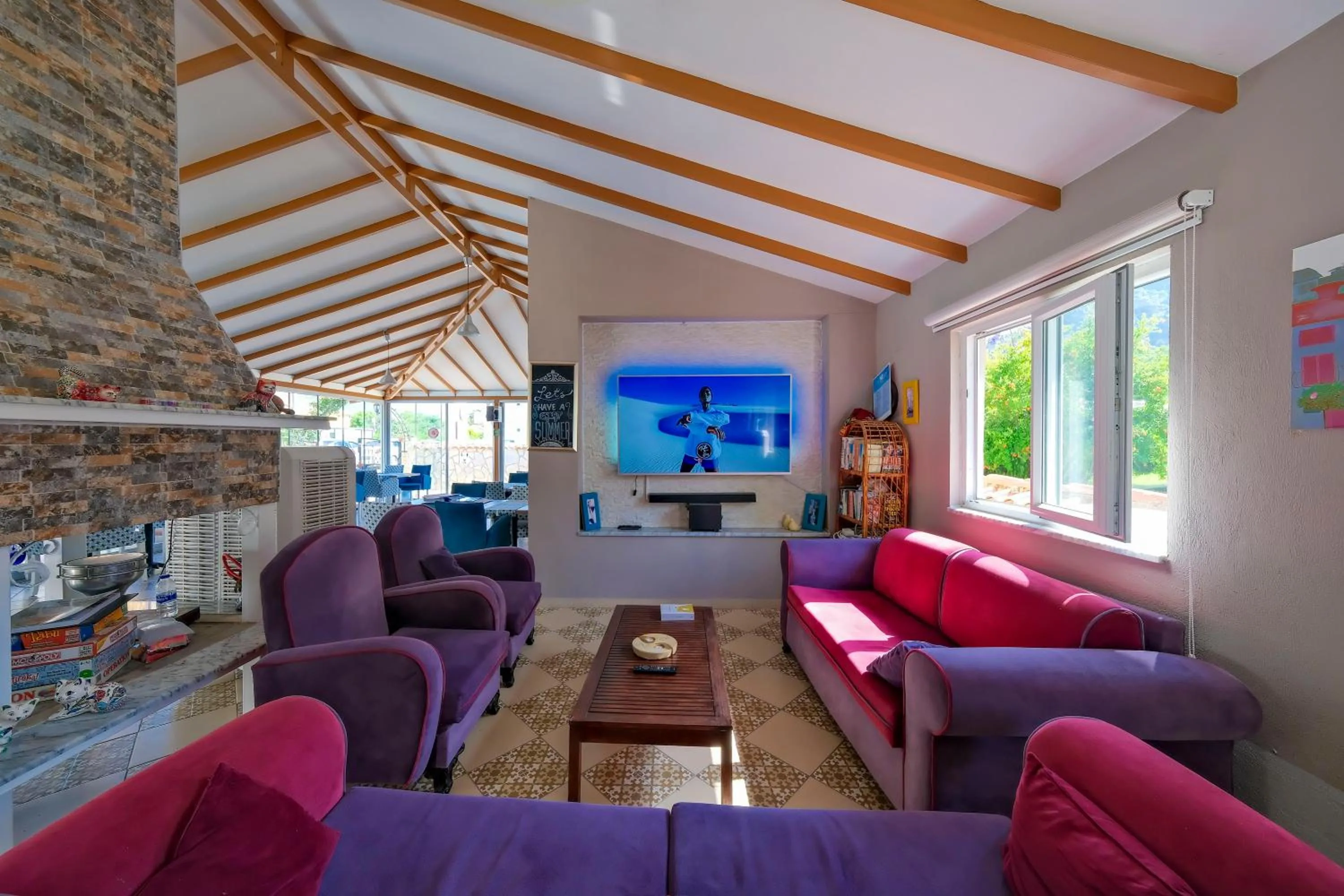 Communal lounge/ TV room in Casablanca Hotel