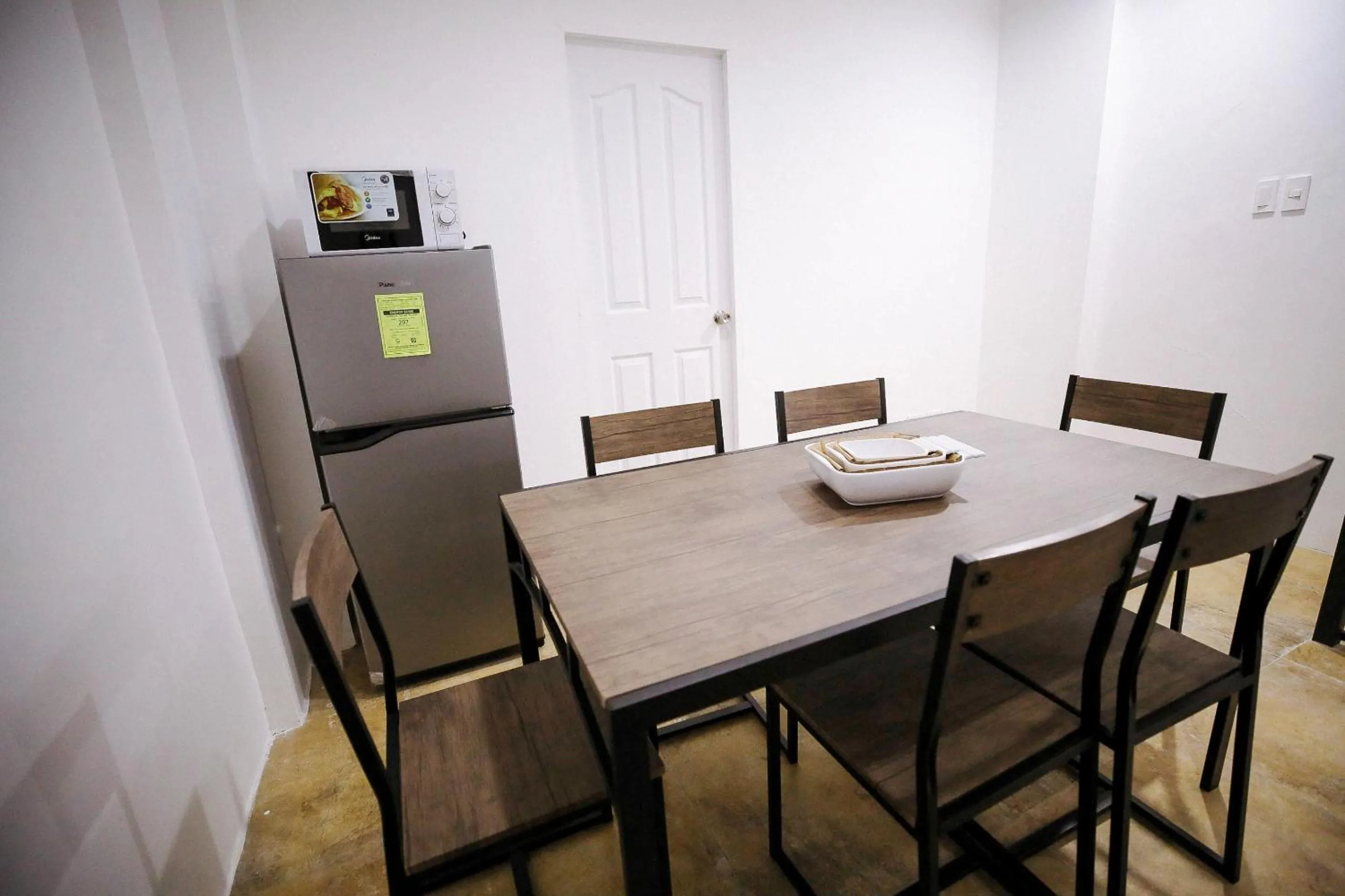 Dining area in OYO 789 Abn Residences