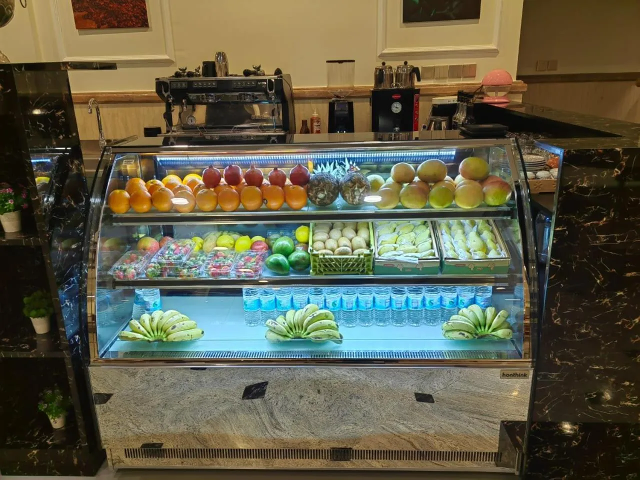 Restaurant/places to eat in ALYA Hotel