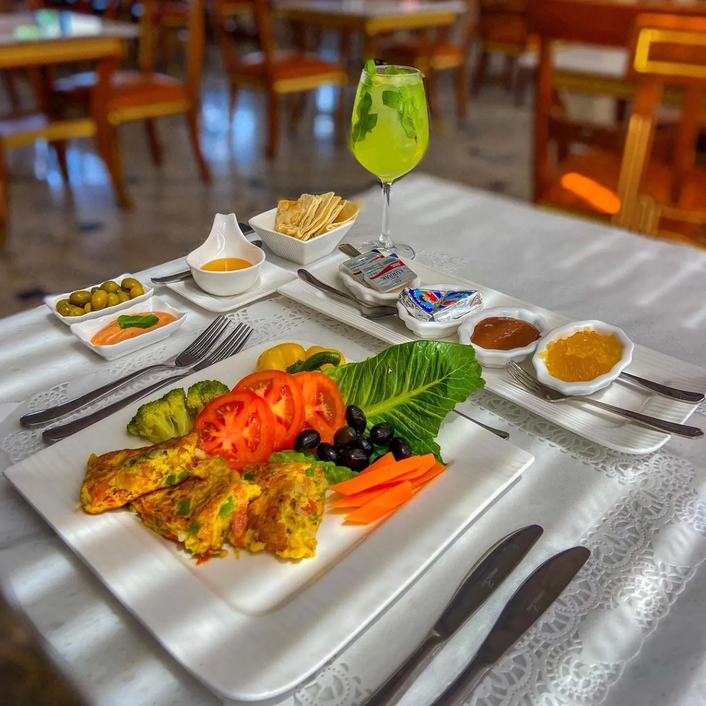 Restaurant/places to eat in ALYA Hotel