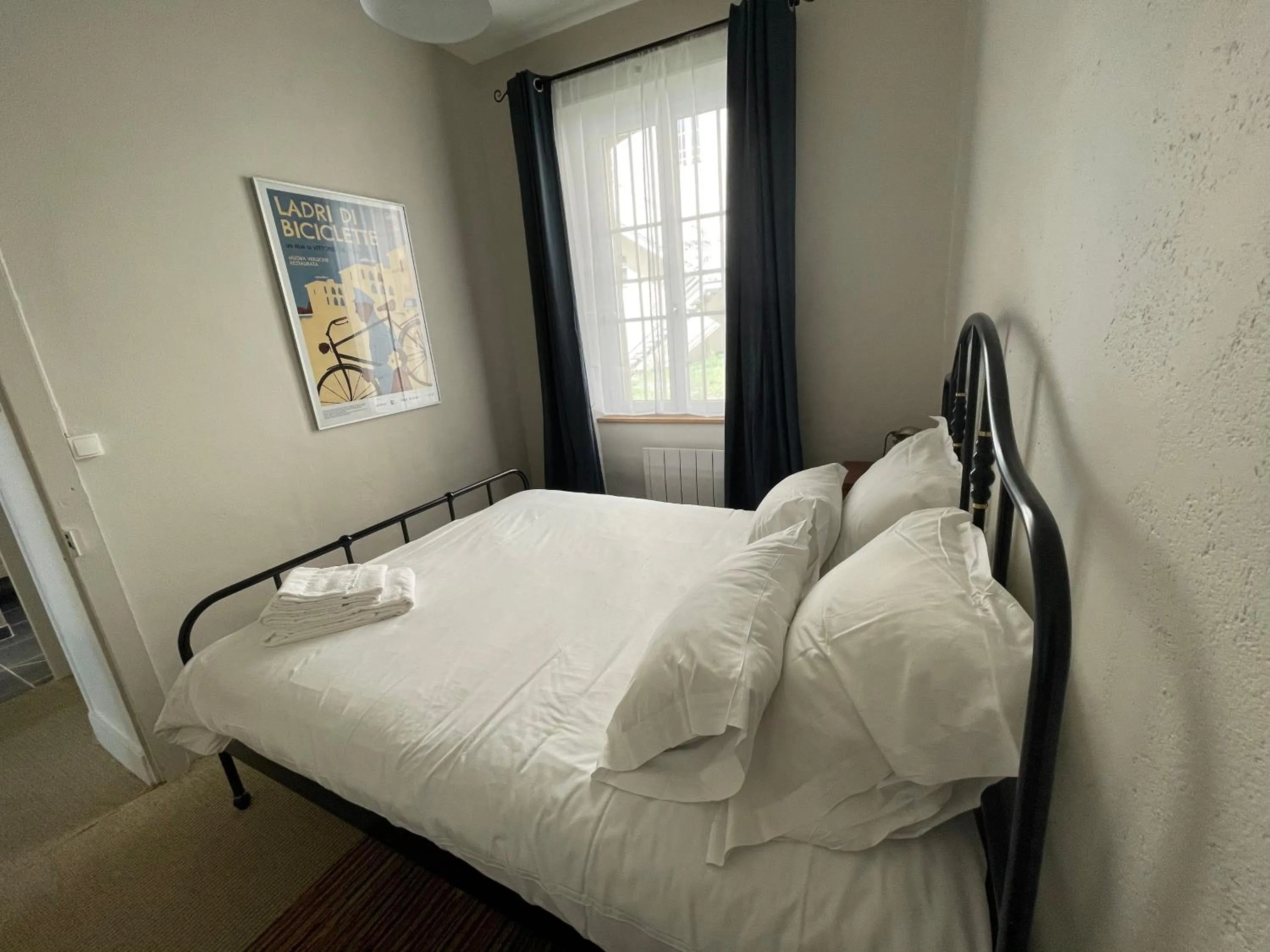 Bedroom, Bed in Cafe Velo Nevers