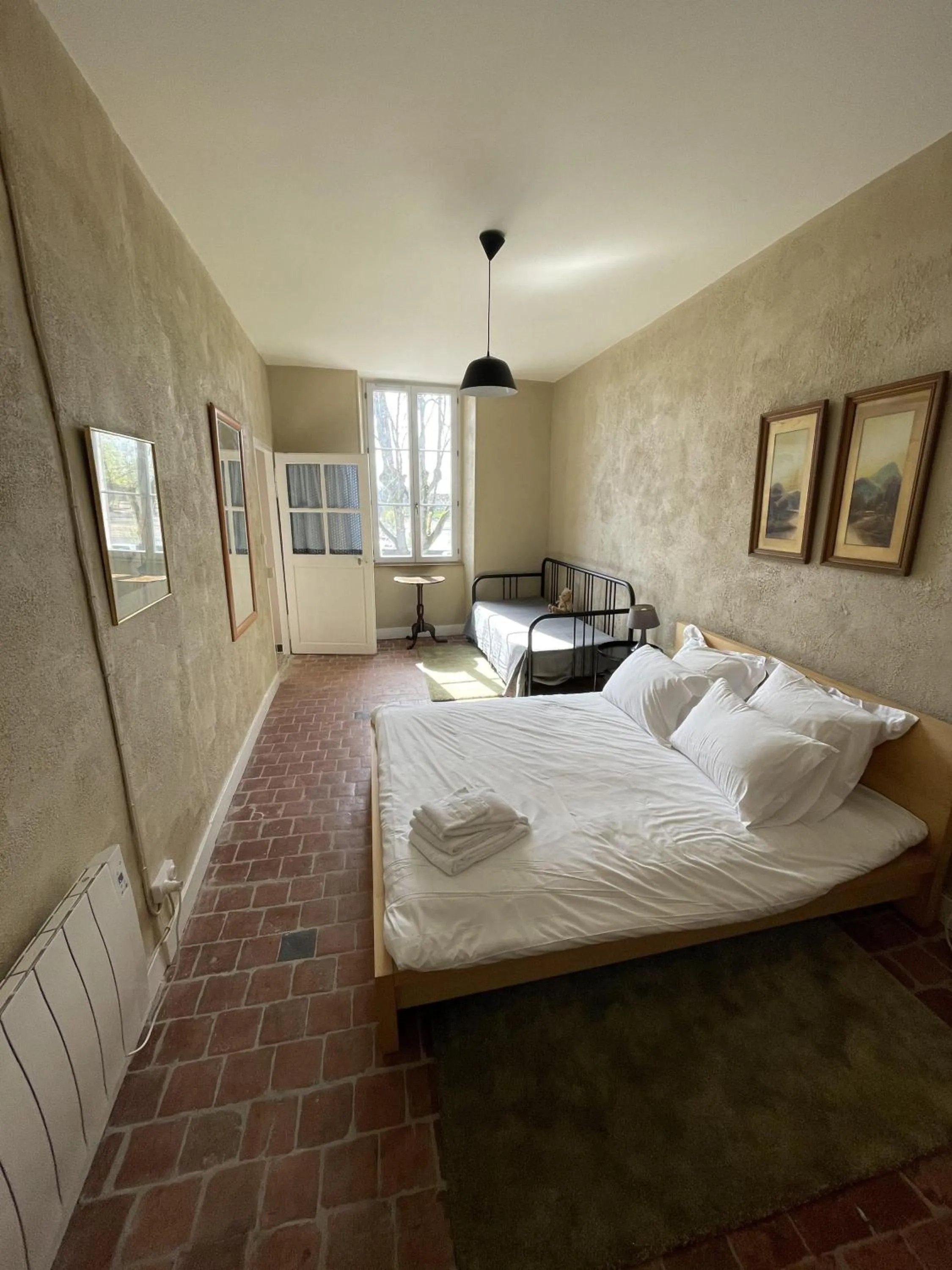 Bedroom, Bed in Cafe Velo Nevers