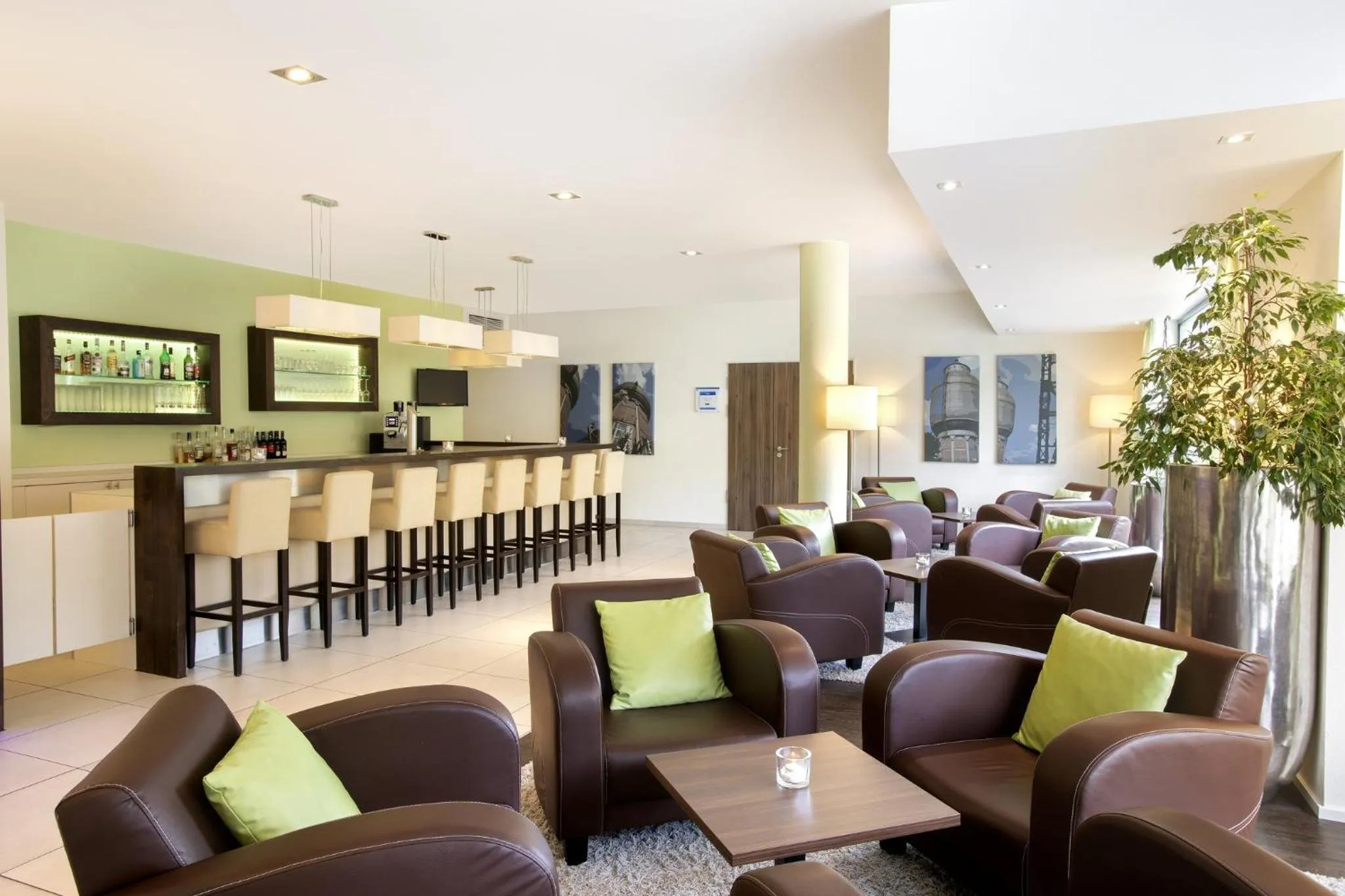 Lounge or bar in Holiday Inn Express Neunkirchen by IHG