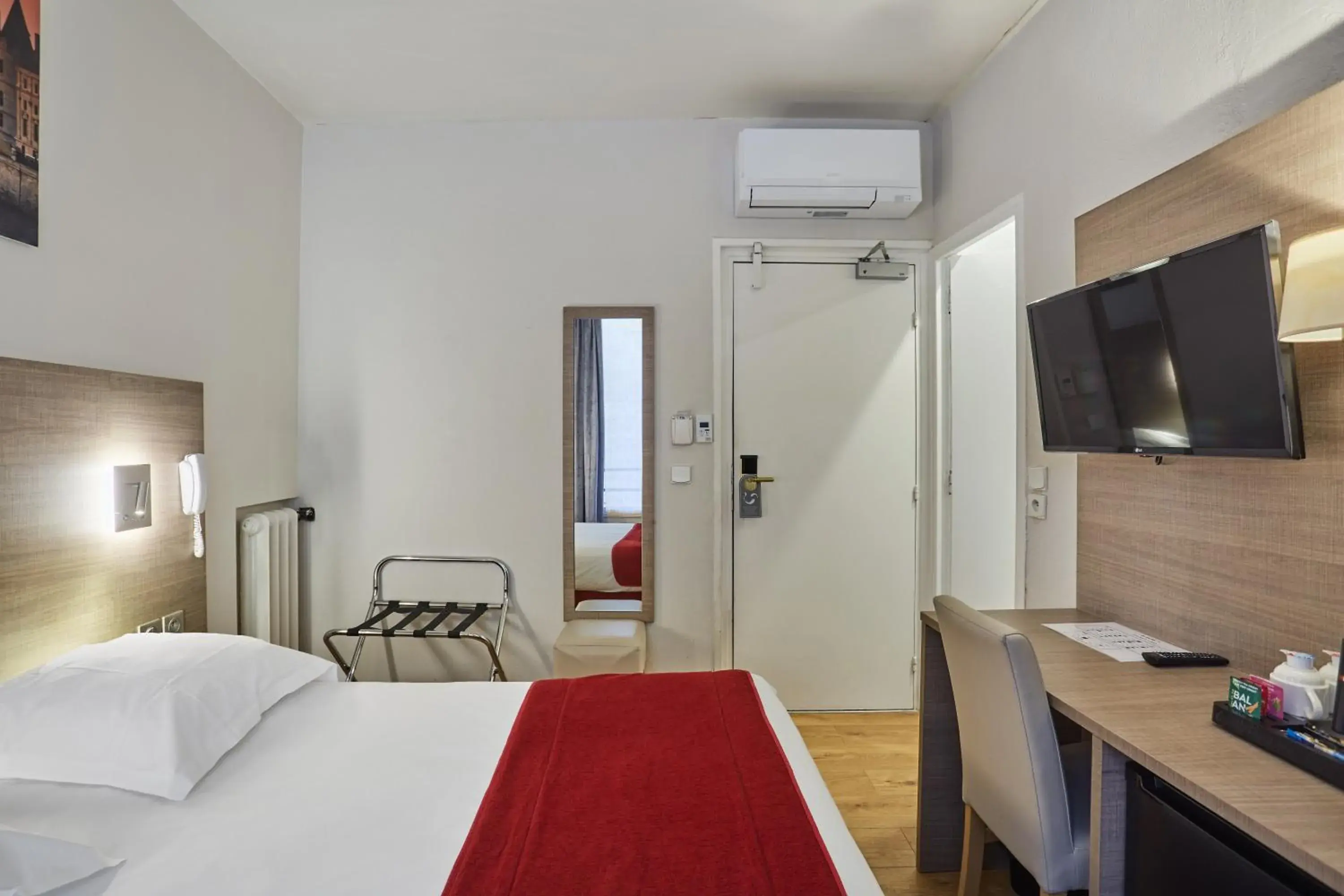 Photo of the whole room, Bed in Hôtel LUX PICPUS Photo of the whole room, Bed in Hôtel LUX PICPUS