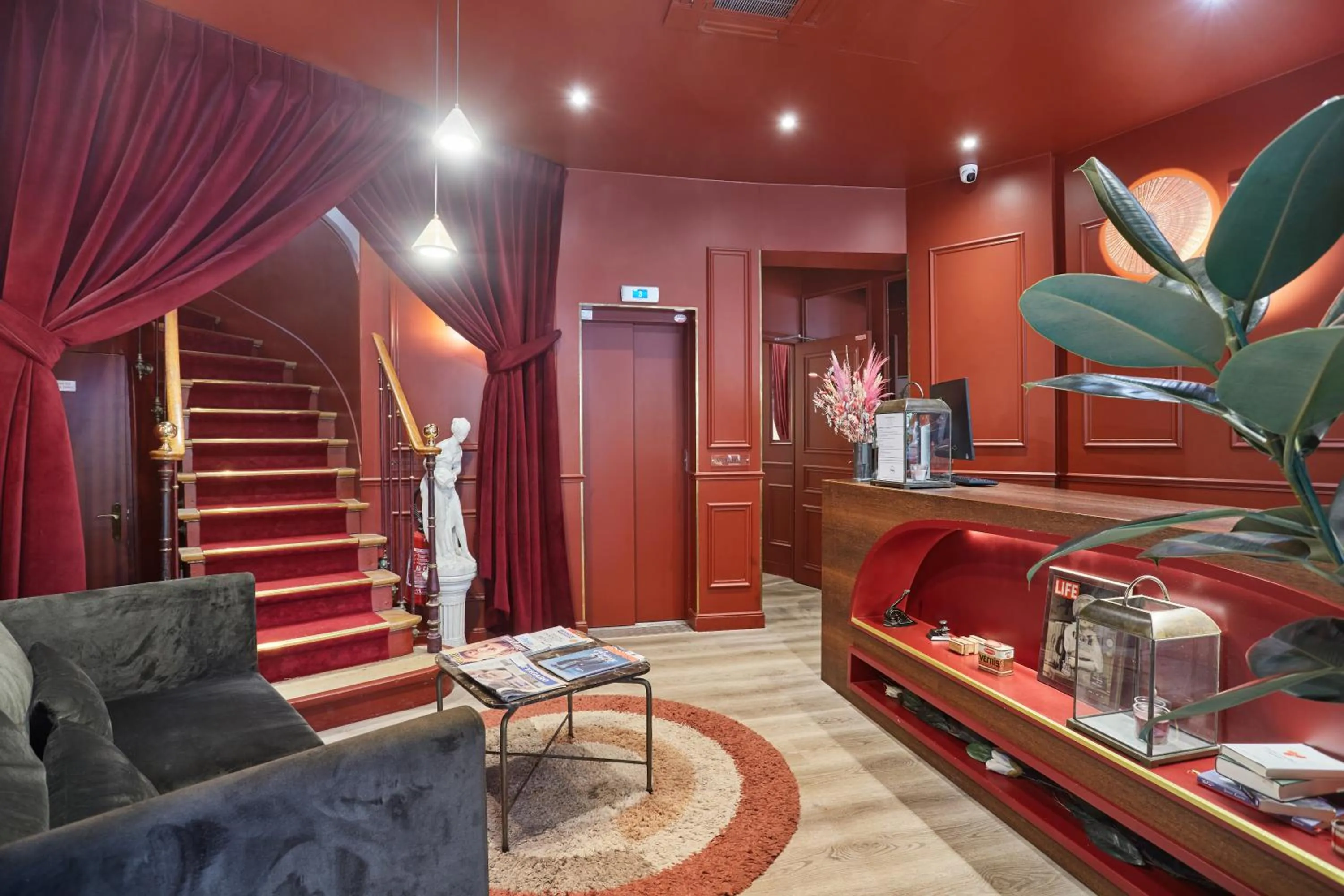 Lobby or reception in Hôtel LUX PICPUS