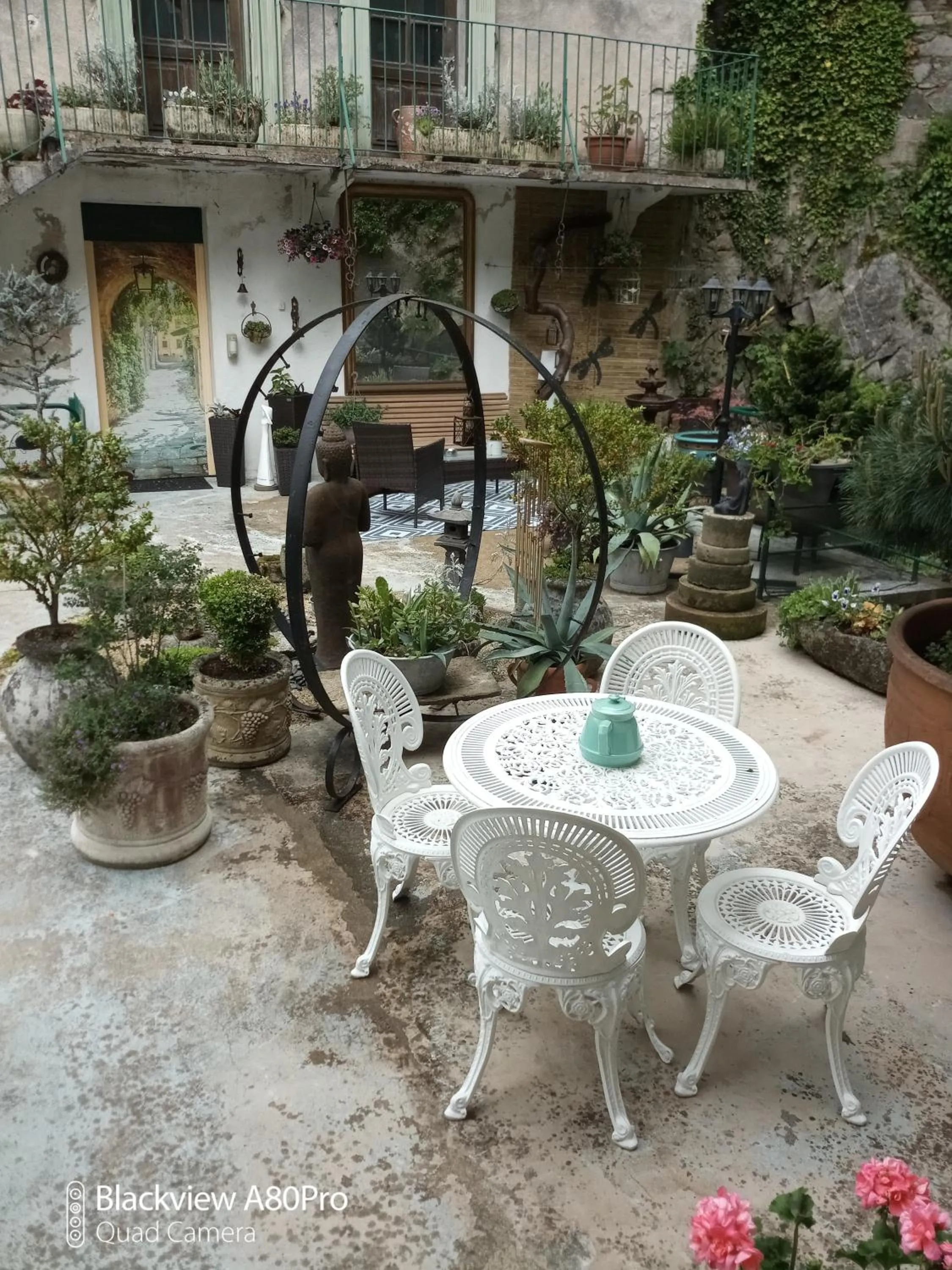 Patio in Chambre Bounty, B&B, cuisine privée, lit queen size, terrasse, parking, garage