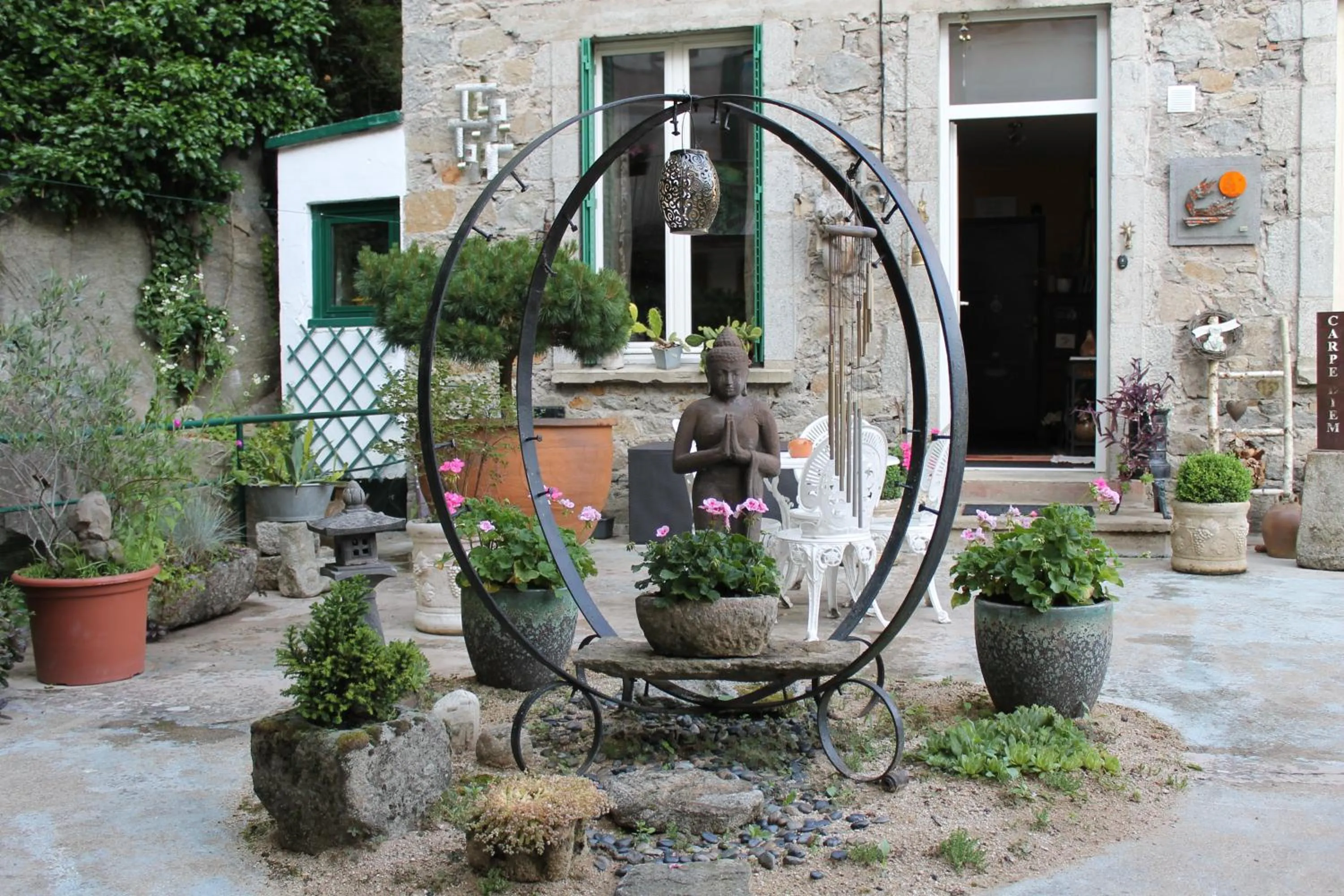 Patio in Chambre Bounty, B&B, cuisine privée, lit queen size, terrasse, parking, garage