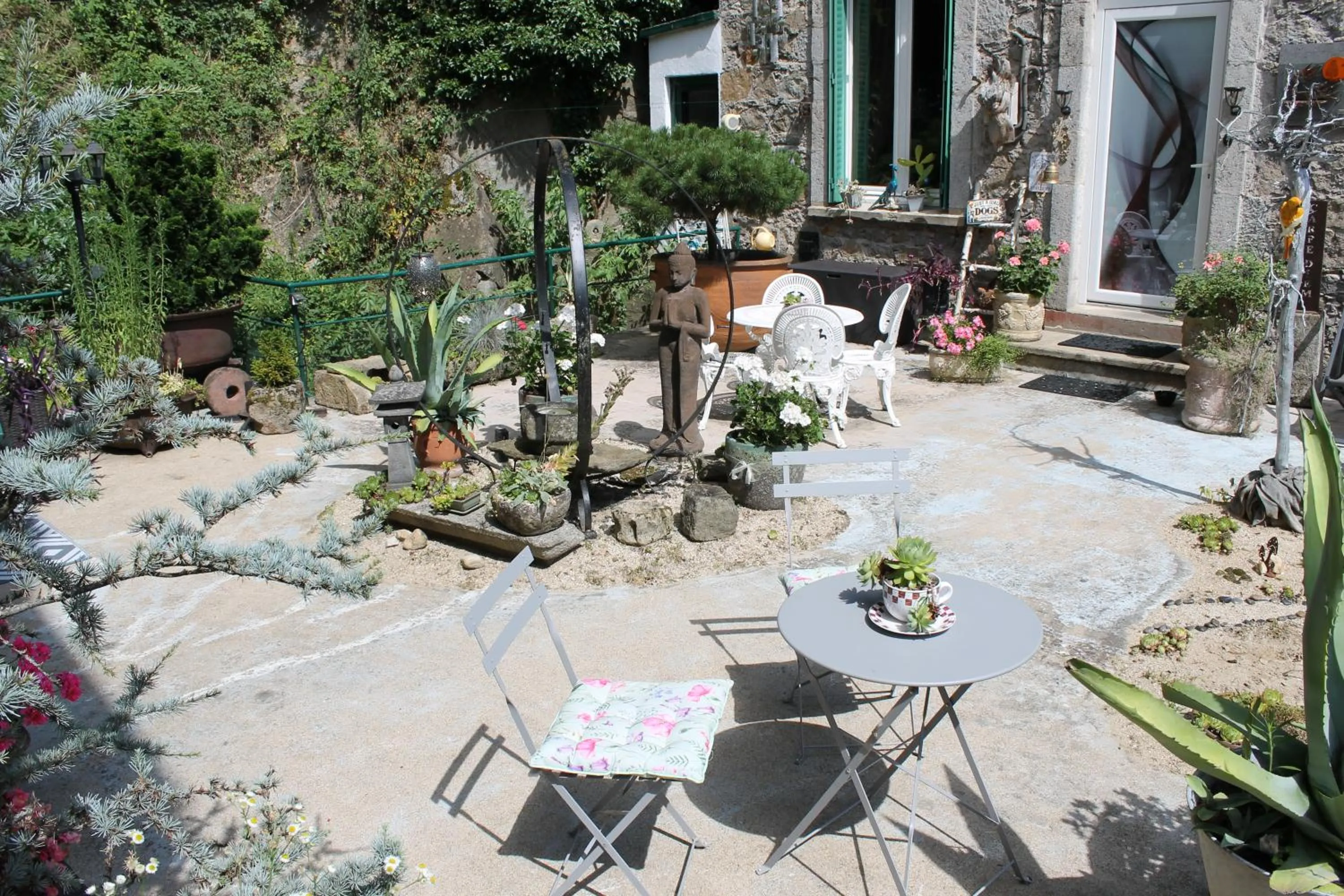 Patio in Chambre Bounty, B&B, cuisine privée, lit queen size, terrasse, parking, garage