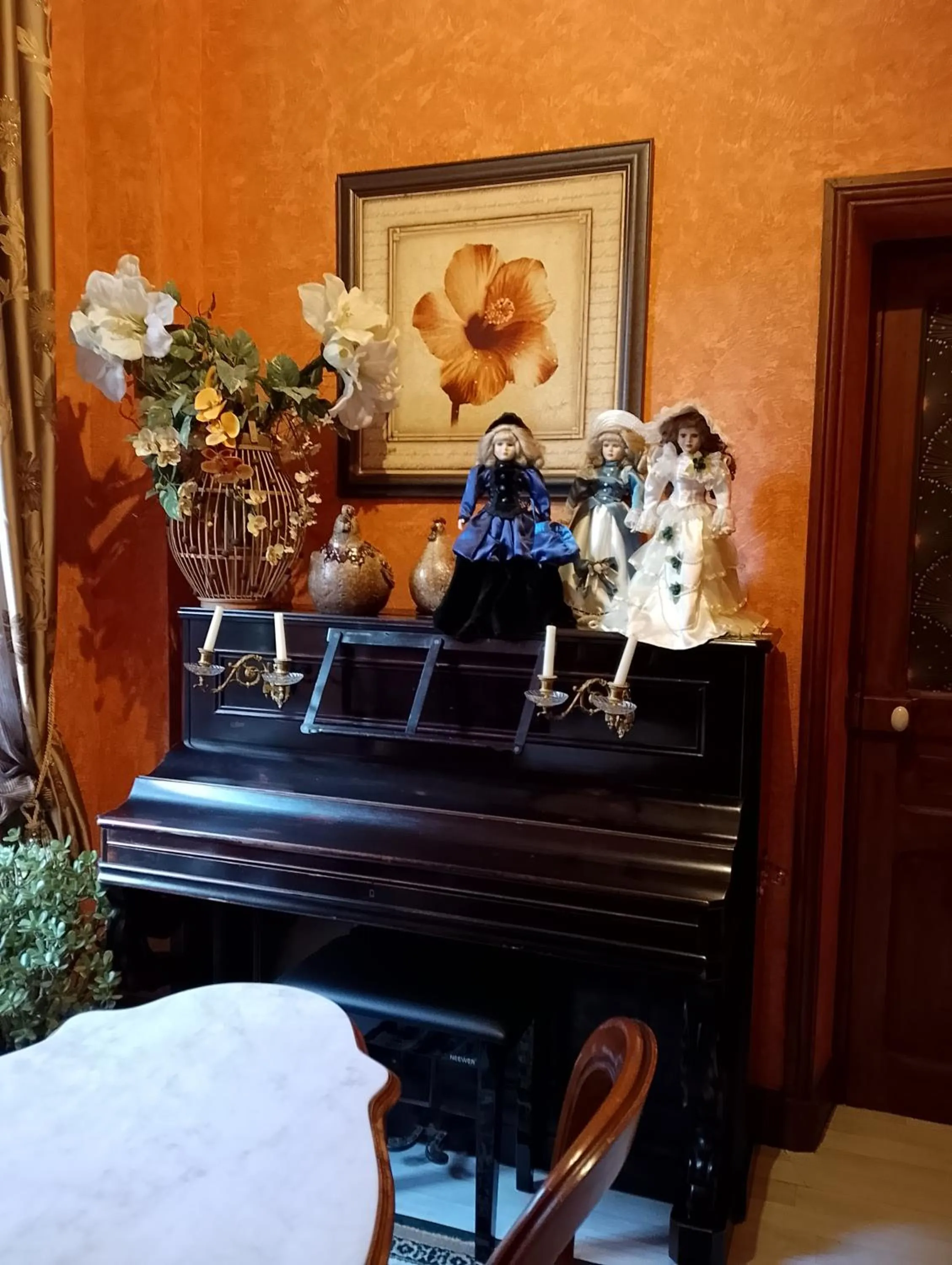 Breakfast in Chambre Bounty, B&B, cuisine privée, lit queen size, terrasse, parking, garage