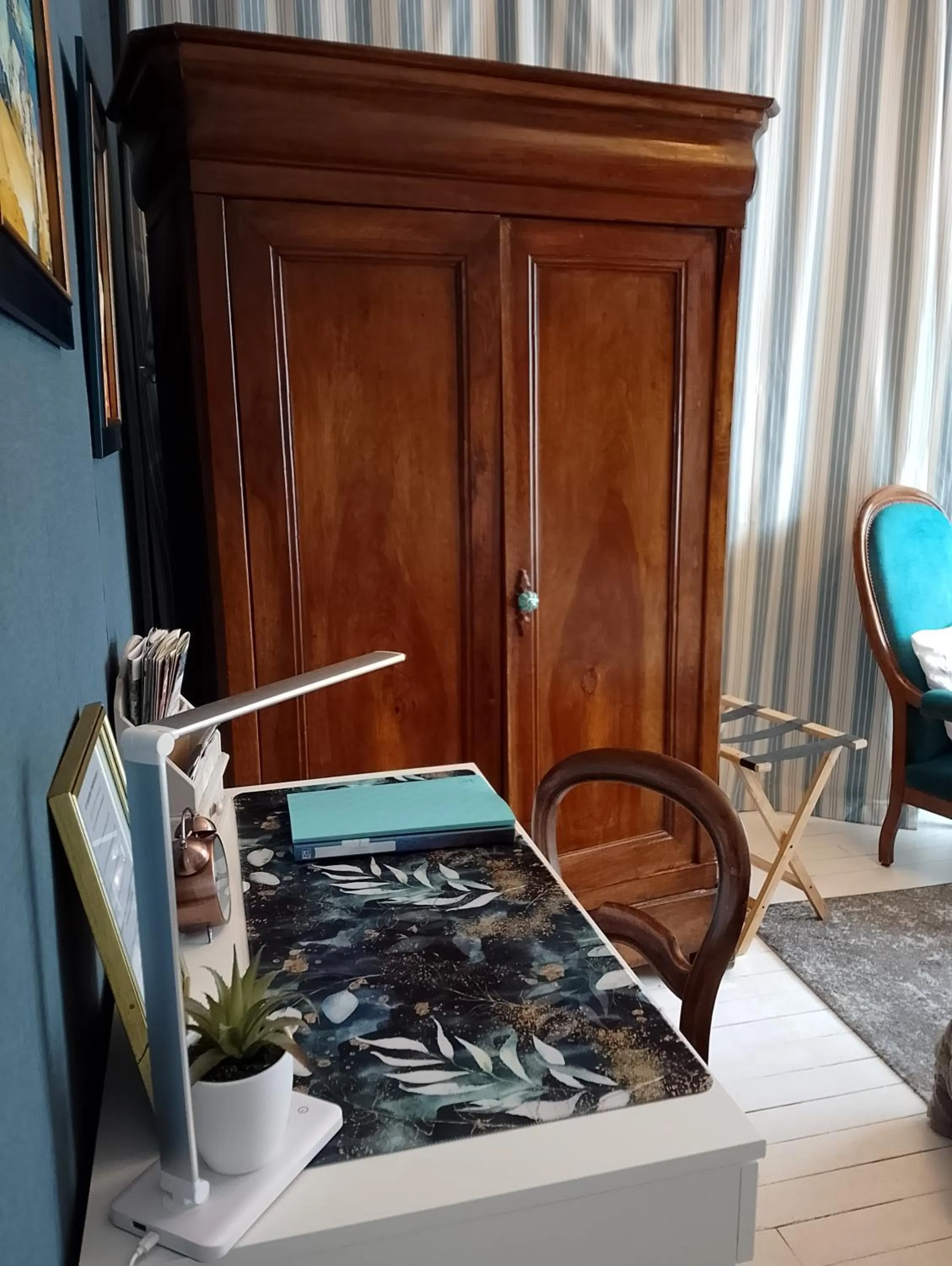 Seating area in Chambre Bounty, B&B, cuisine privée, lit queen size, terrasse, parking, garage