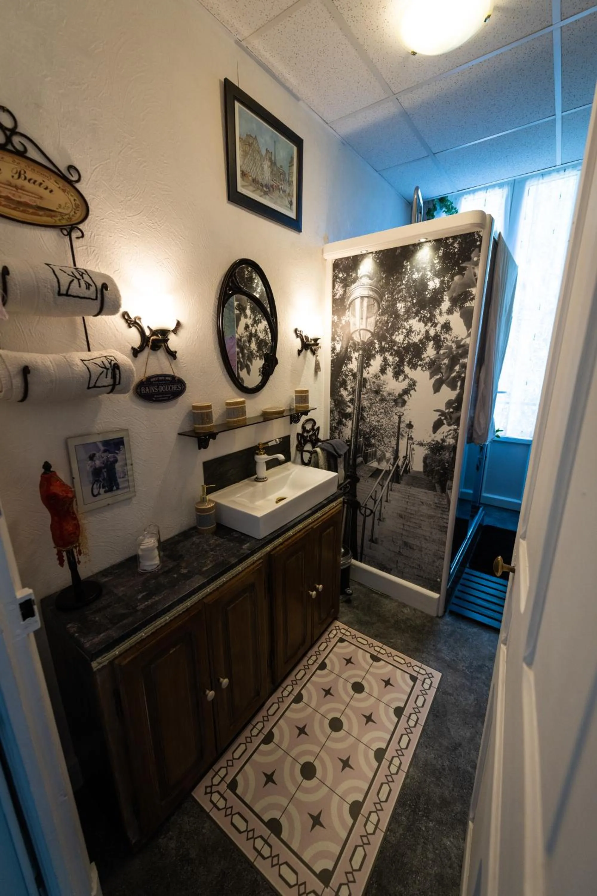 Bathroom, Bed in Chambre Bounty, B&B, cuisine privée, lit queen size, terrasse, parking, garage