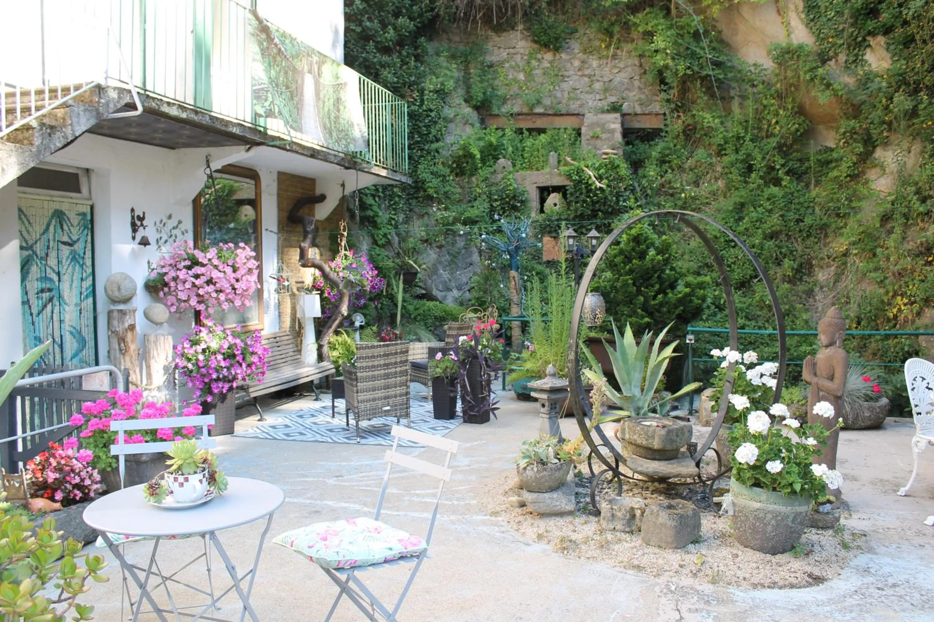 Patio in Chambre Bounty, B&B, cuisine privée, lit queen size, terrasse, parking, garage