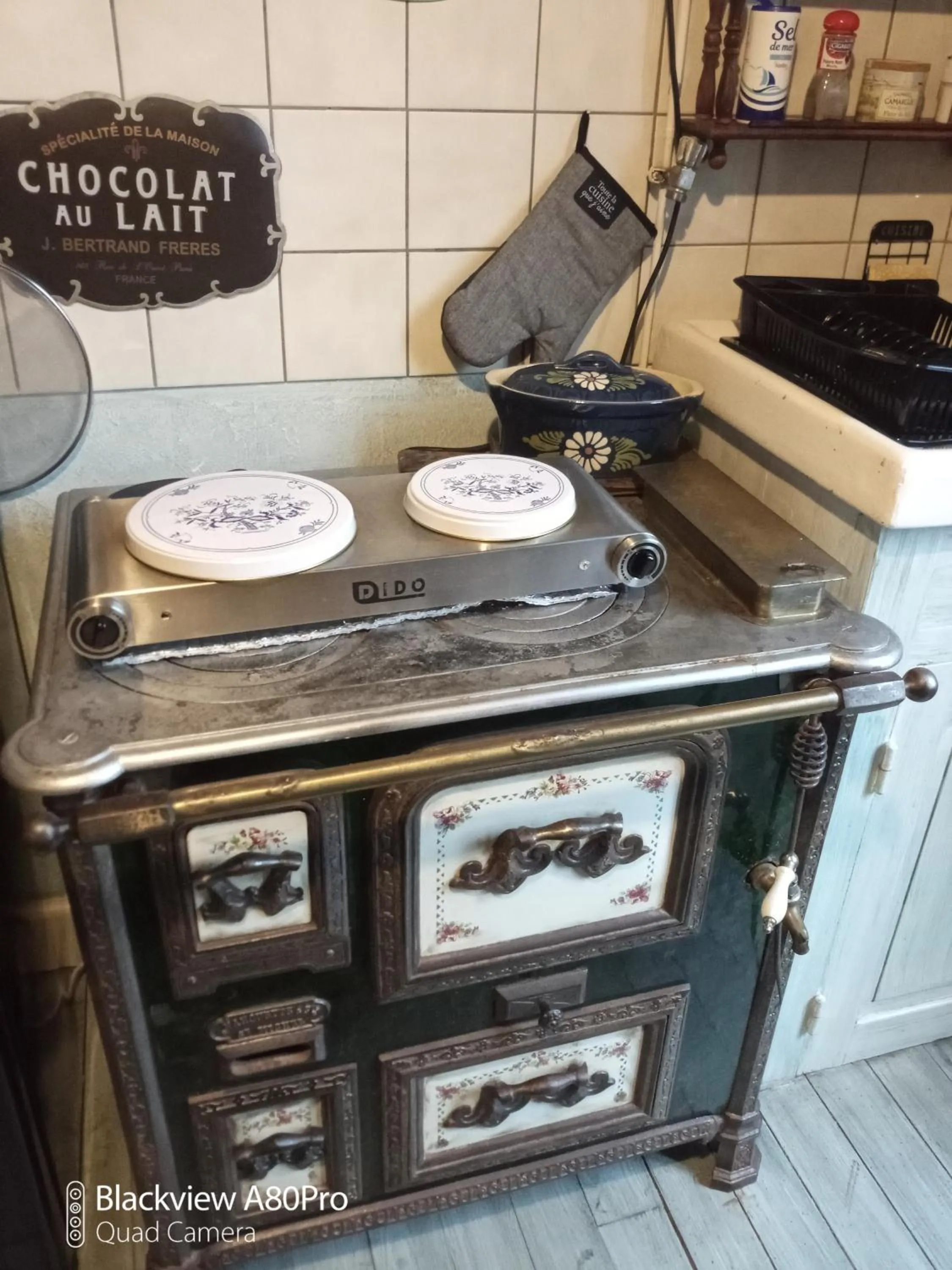 Kitchen or kitchenette in Chambre Bounty, B&B, cuisine privée, lit queen size, terrasse, parking, garage