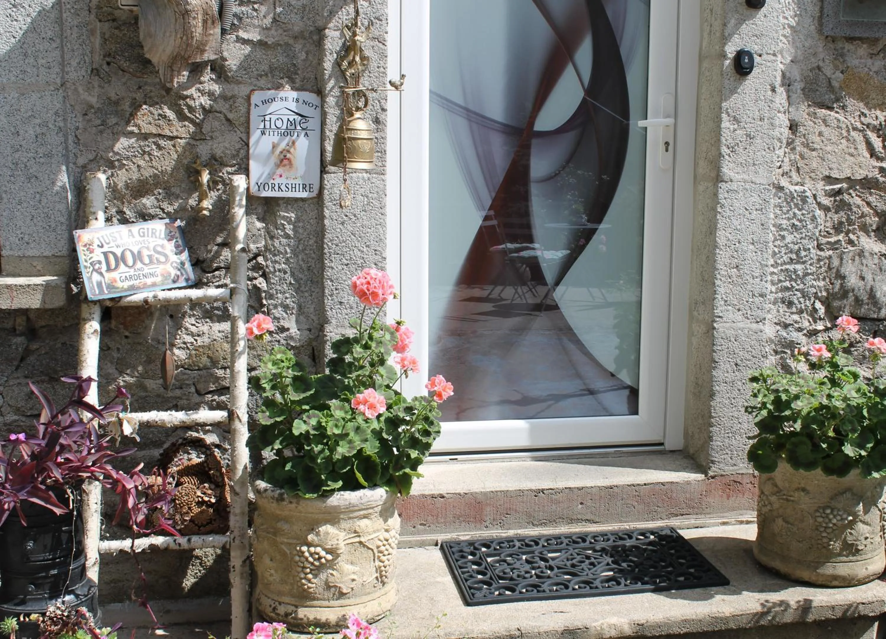 Facade/entrance in Chambre Bounty, B&B, cuisine privée, lit queen size, terrasse, parking, garage