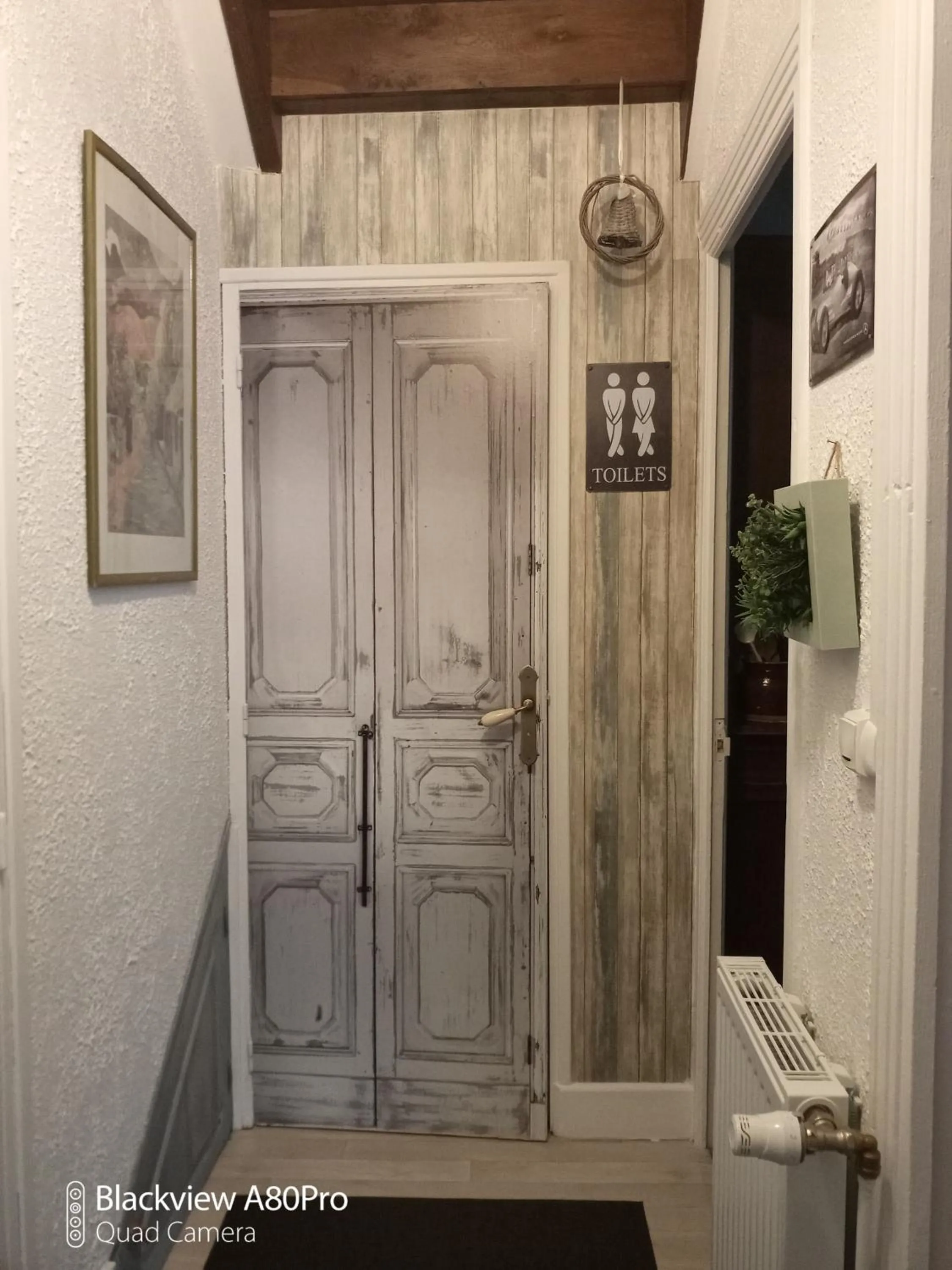 Toilet in Chambre Bounty, B&B, cuisine privée, lit queen size, terrasse, parking, garage