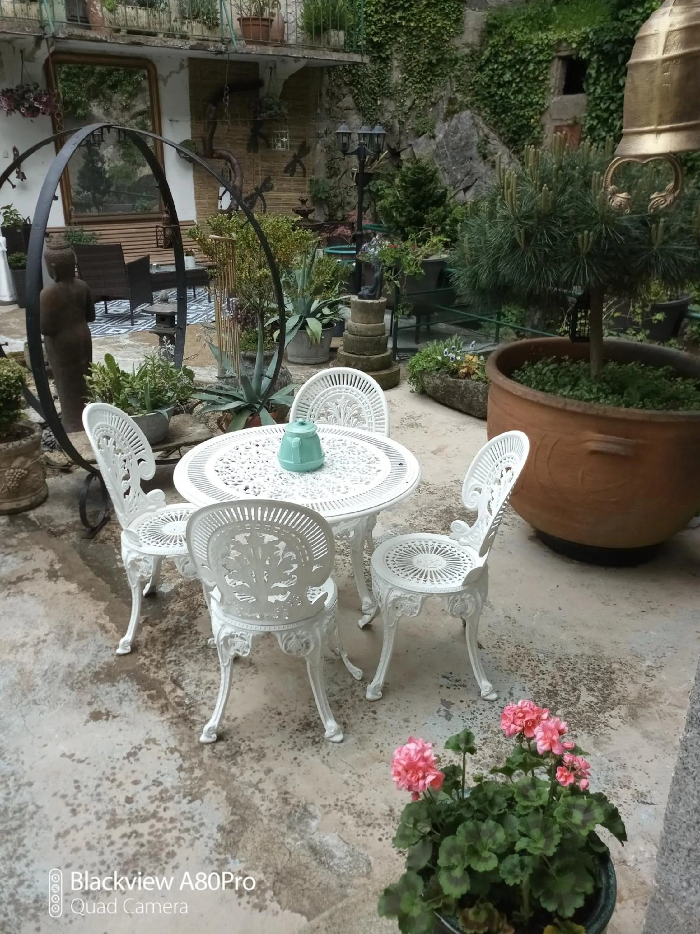 Patio in Chambre Bounty, B&B, cuisine privée, lit queen size, terrasse, parking, garage