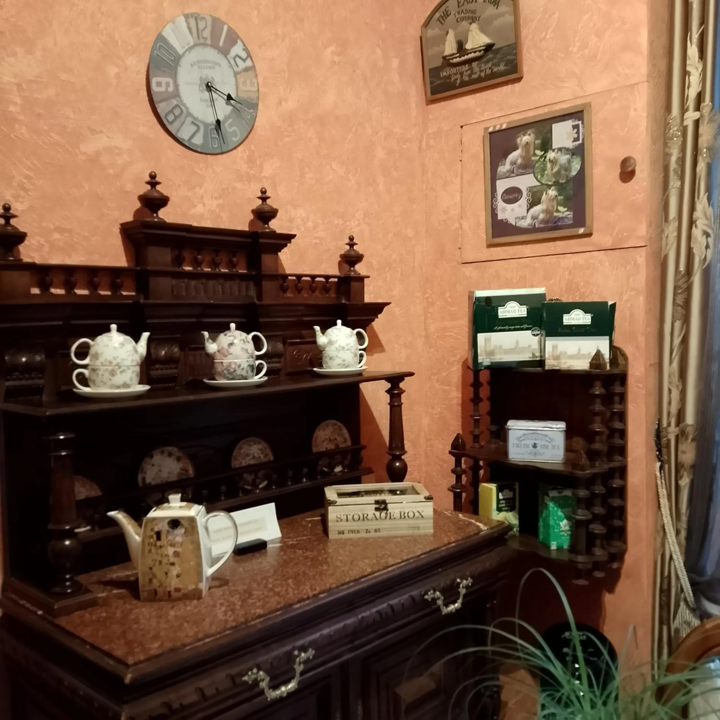 Breakfast in Chambre Bounty, B&B, cuisine privée, lit queen size, terrasse, parking, garage