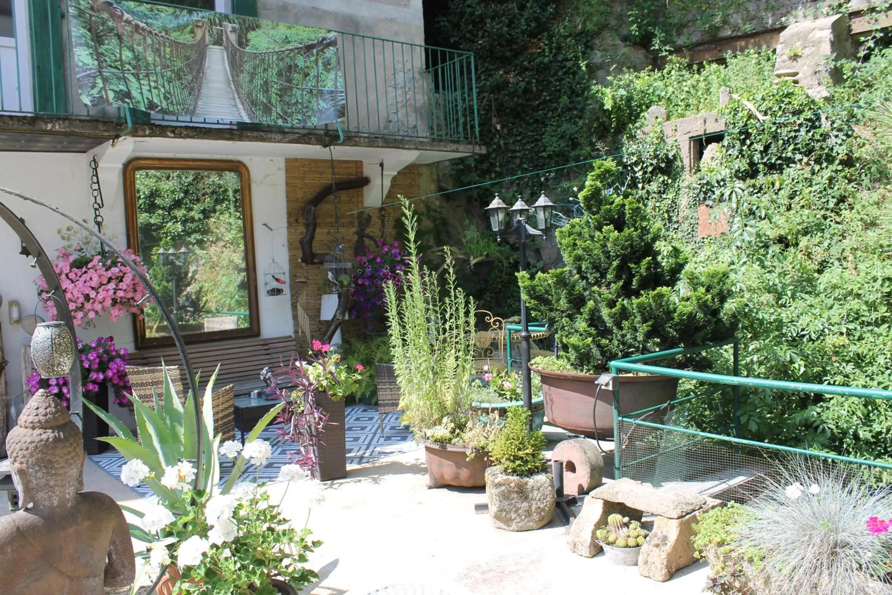 Patio in Chambre Bounty, B&B, cuisine privée, lit queen size, terrasse, parking, garage