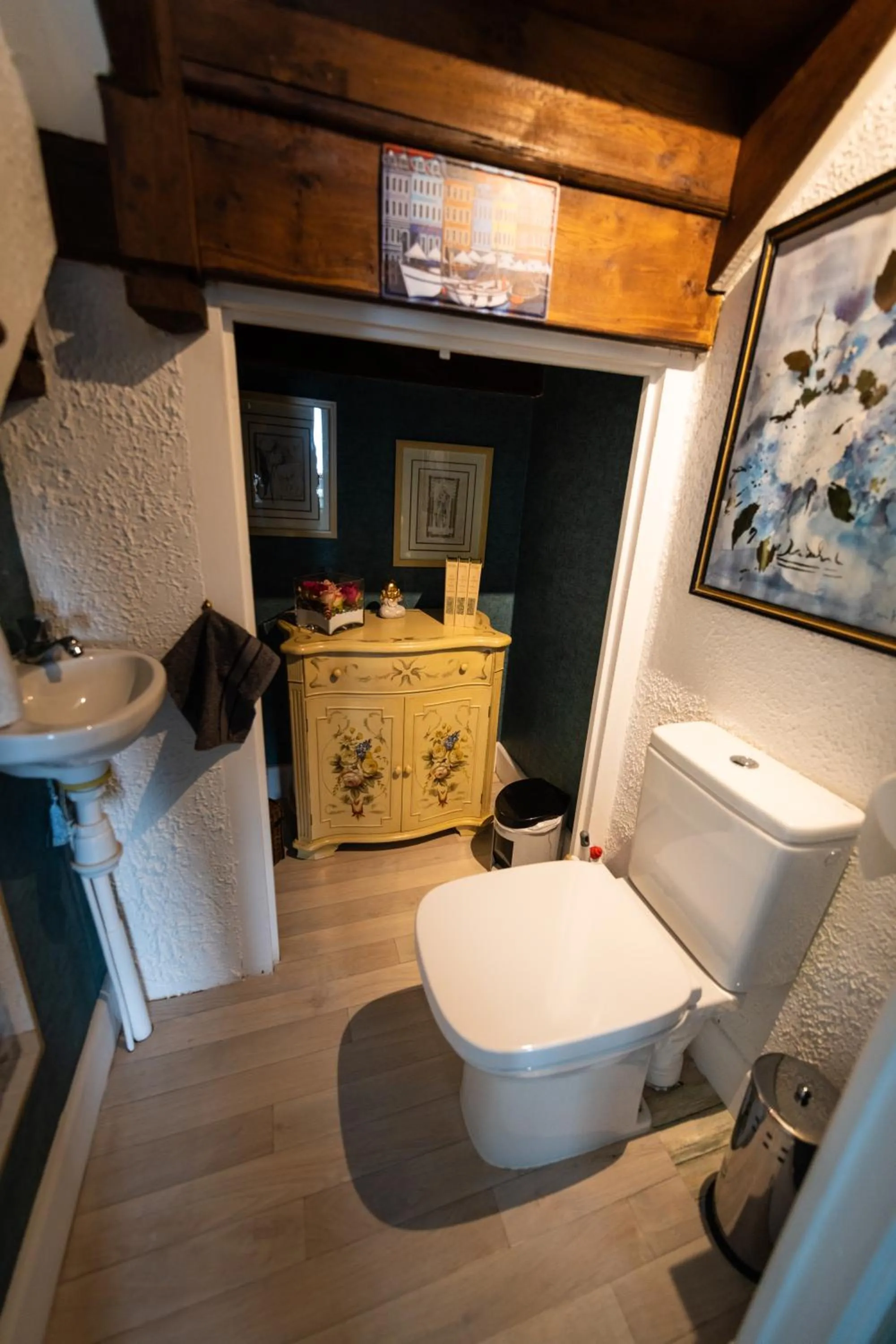 Toilet in Chambre Bounty, B&B, cuisine privée, lit queen size, terrasse, parking, garage