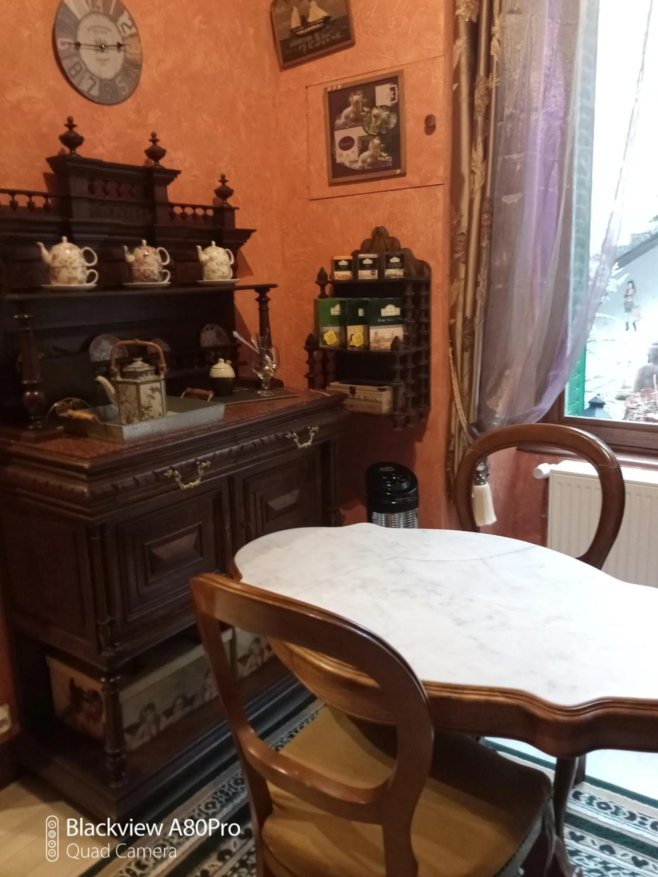 Breakfast in Chambre Bounty, B&B, cuisine privée, lit queen size, terrasse, parking, garage