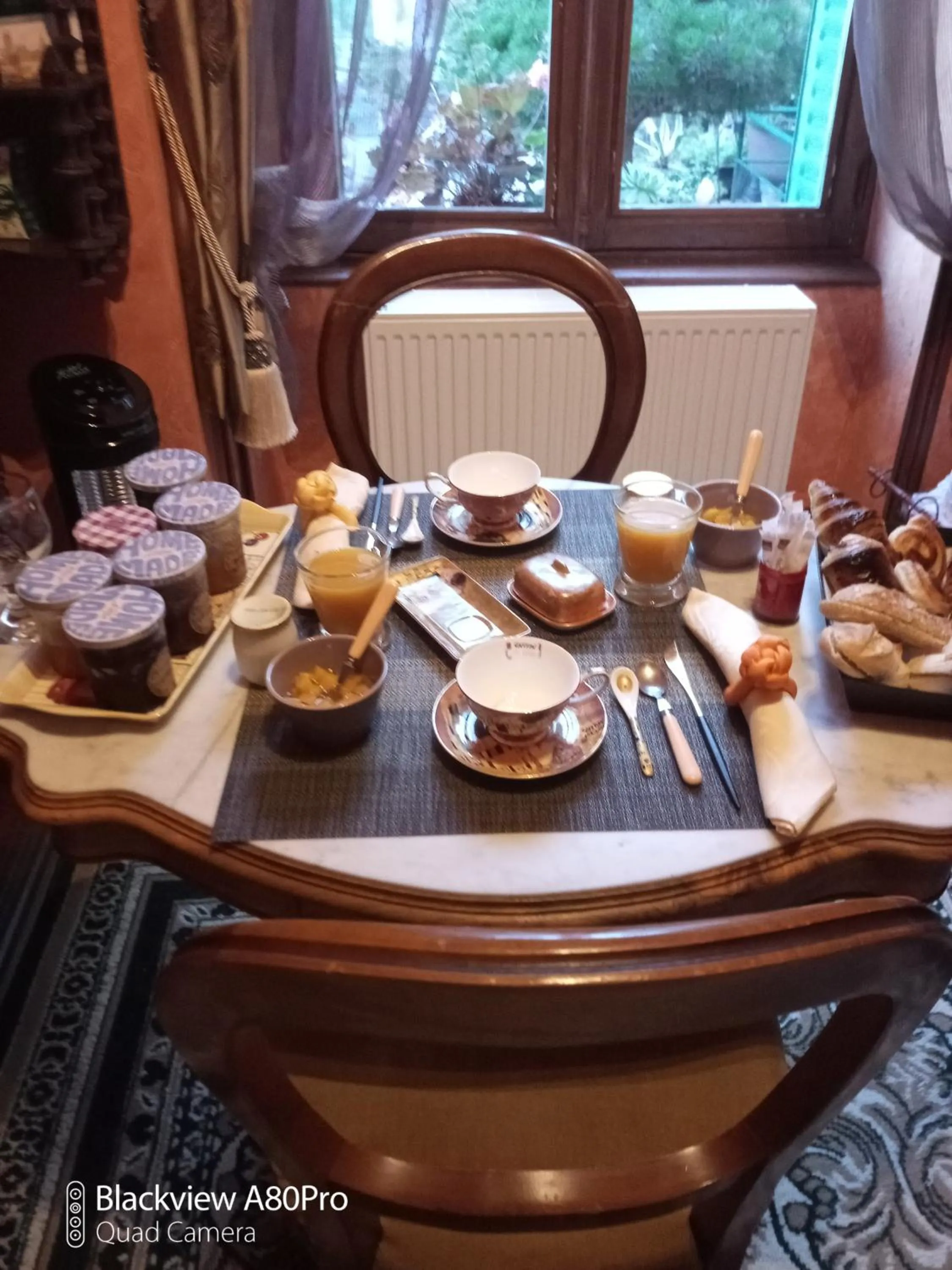 Breakfast in Chambre Bounty, B&B, cuisine privée, lit queen size, terrasse, parking, garage