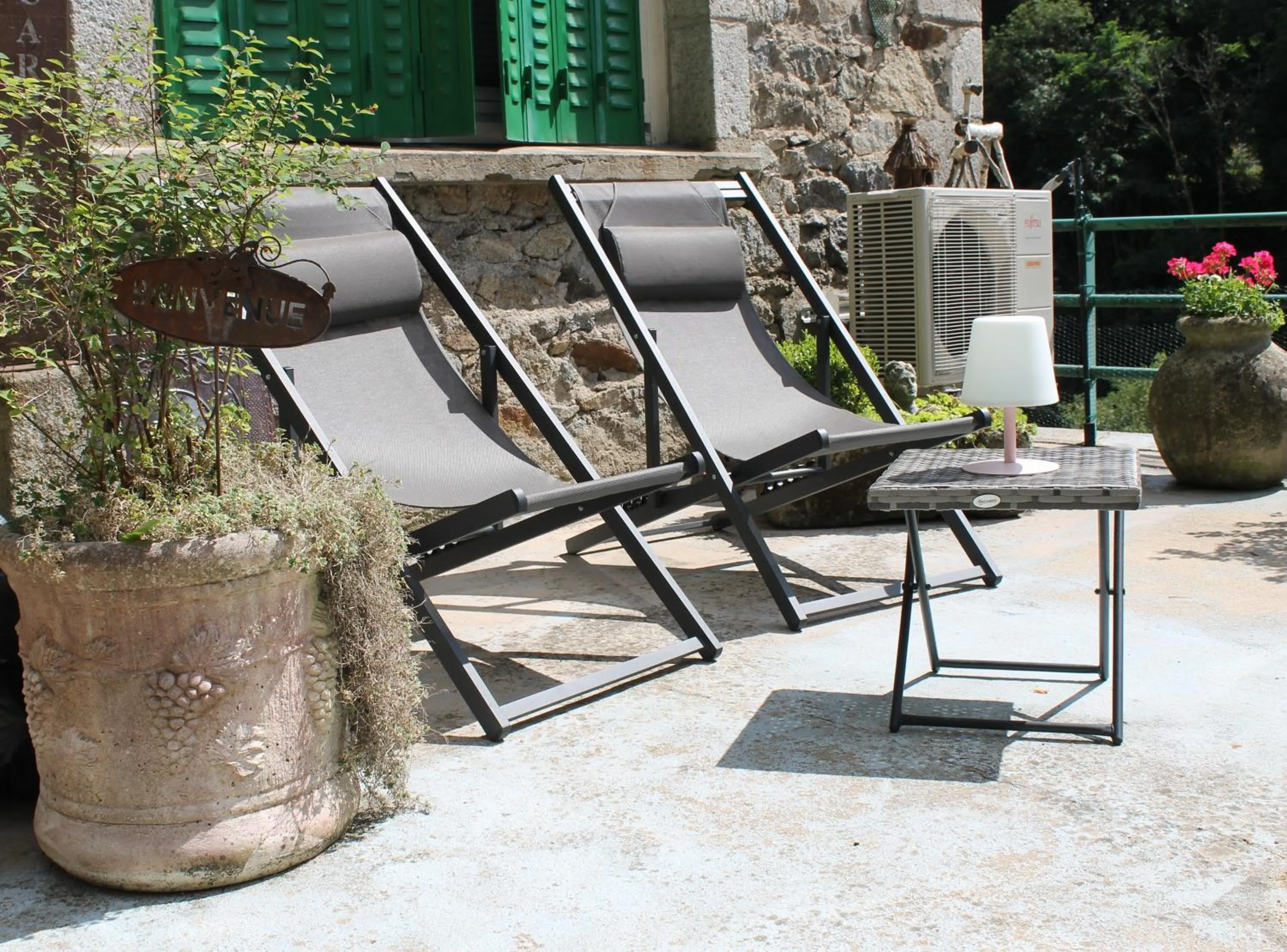 Patio in Chambre Bounty, B&B, cuisine privée, lit queen size, terrasse, parking, garage