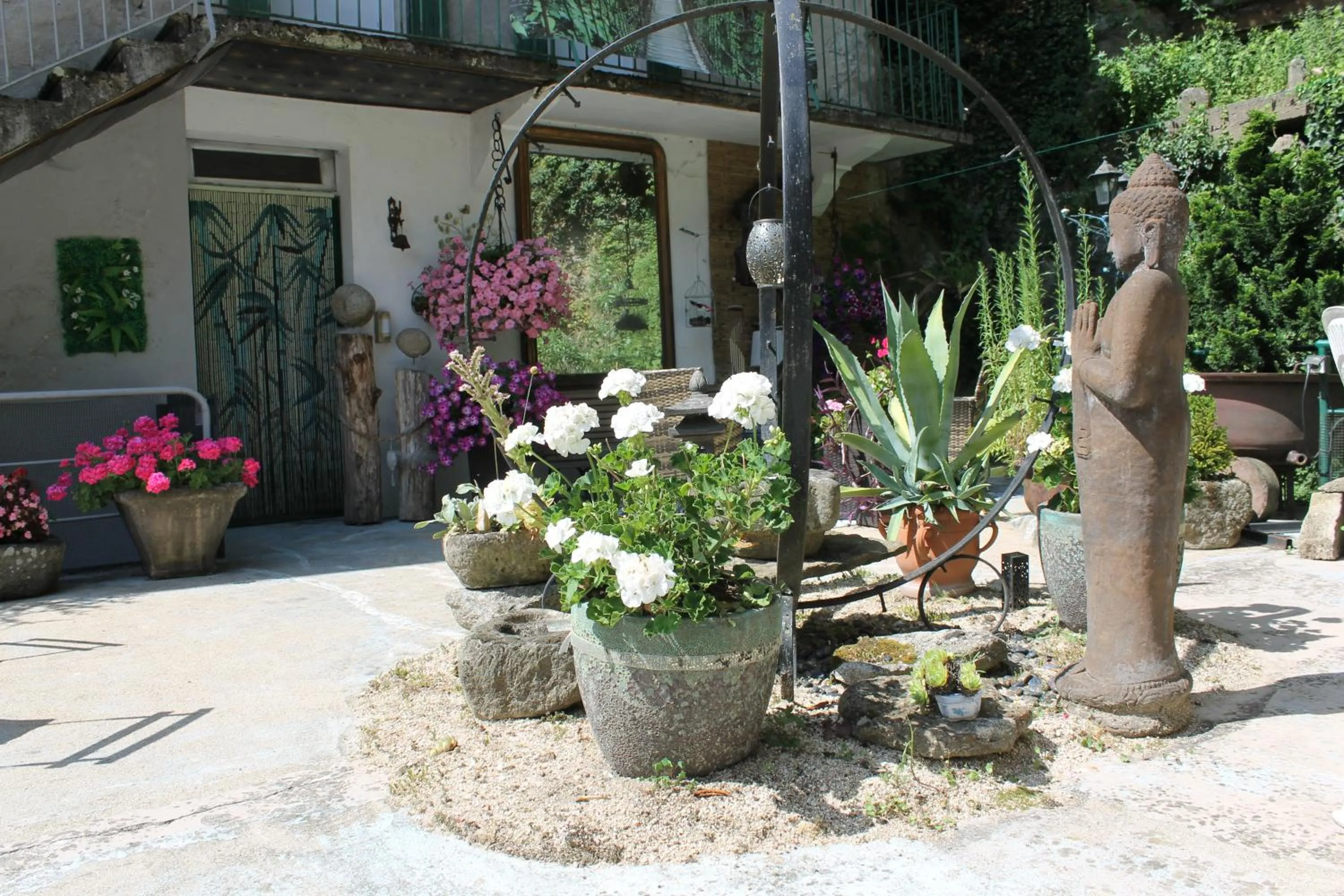 Patio in Chambre Bounty, B&B, cuisine privée, lit queen size, terrasse, parking, garage