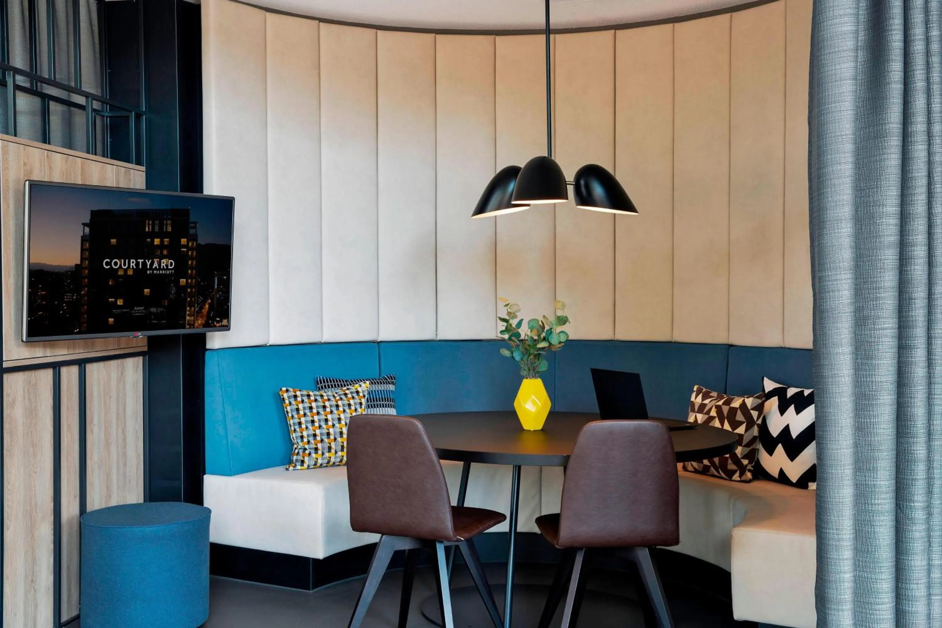 Lounge or bar in Courtyard by Marriott Zurich North