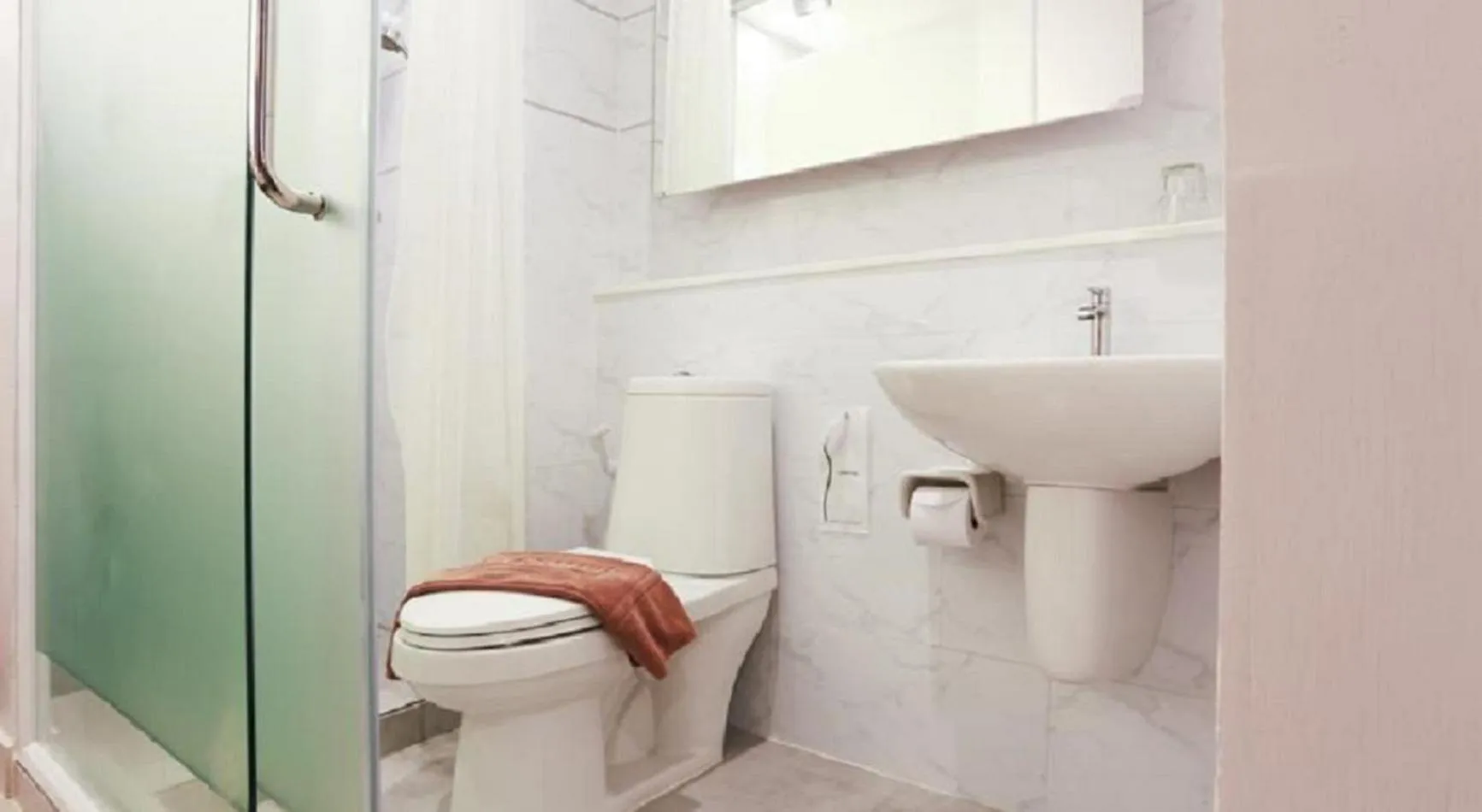 Toilet in Studio Nana by iCheck inn