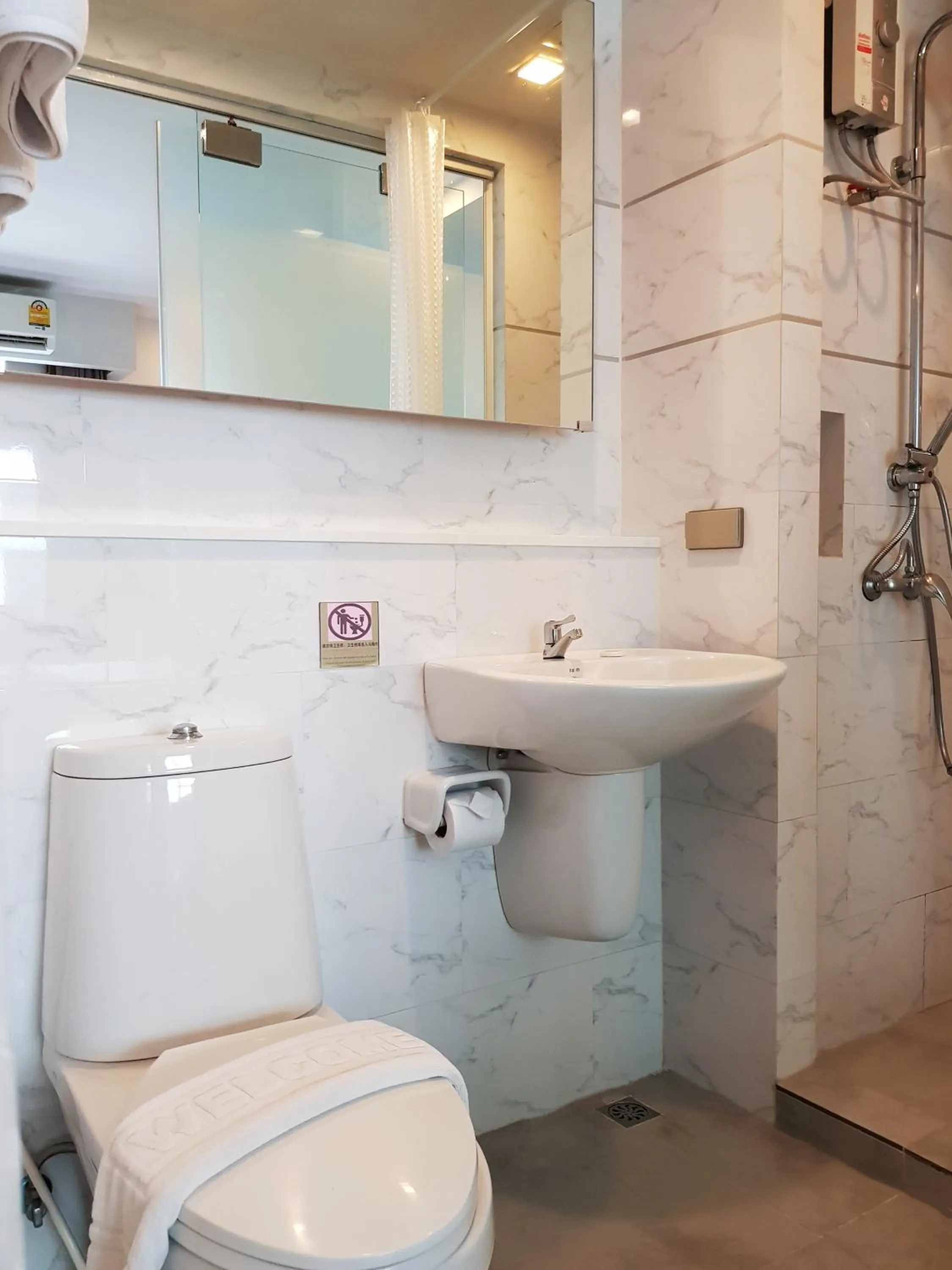 Toilet in Studio Nana by iCheck inn