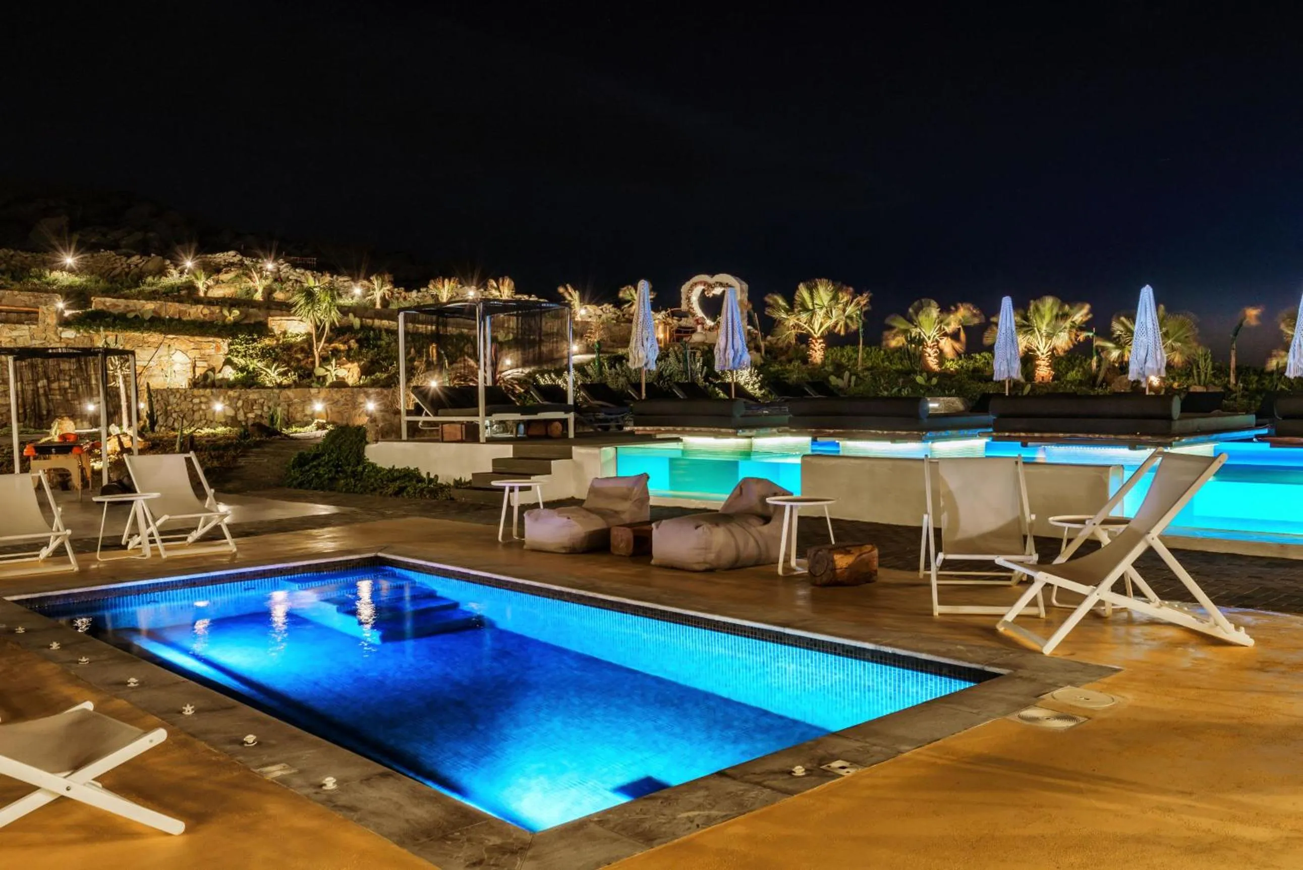Hot Tub in Bianco a Nero Mykonos