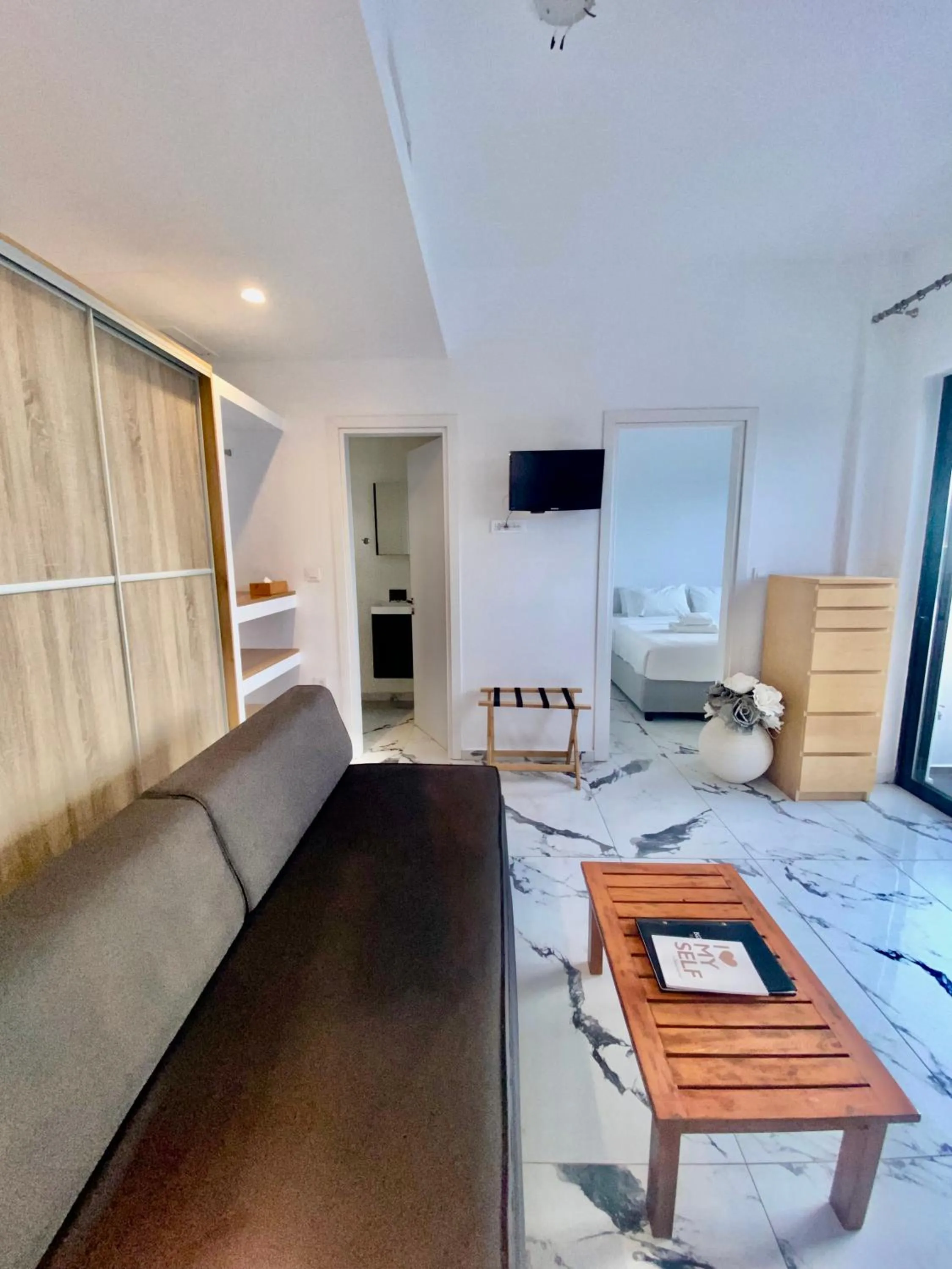 Photo of the whole room, Bed in Bianco a Nero Mykonos