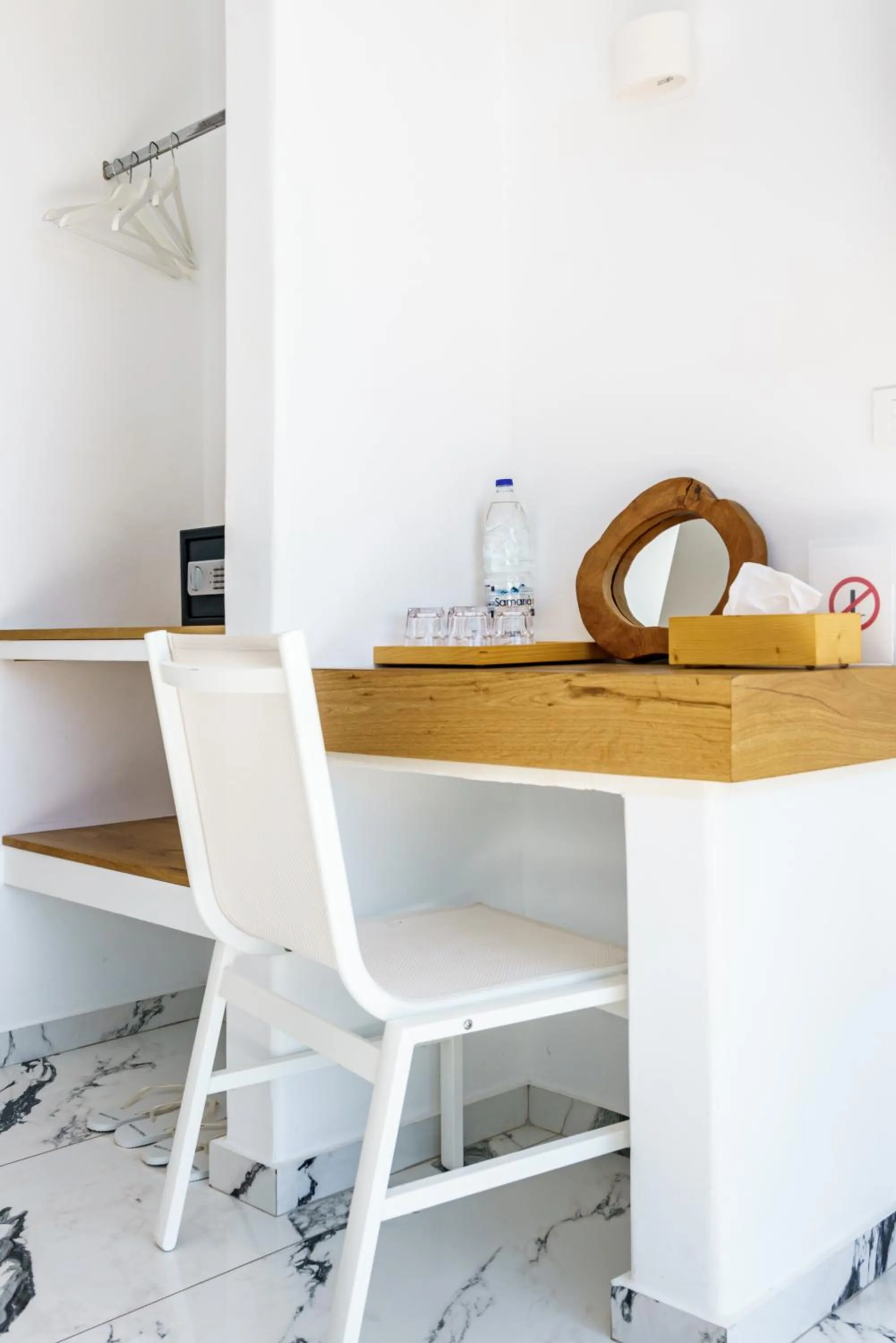 hair dresser in Bianco a Nero Mykonos