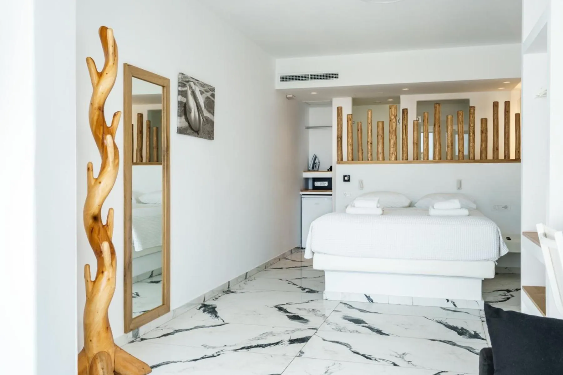 Photo of the whole room, Bed in Bianco a Nero Mykonos