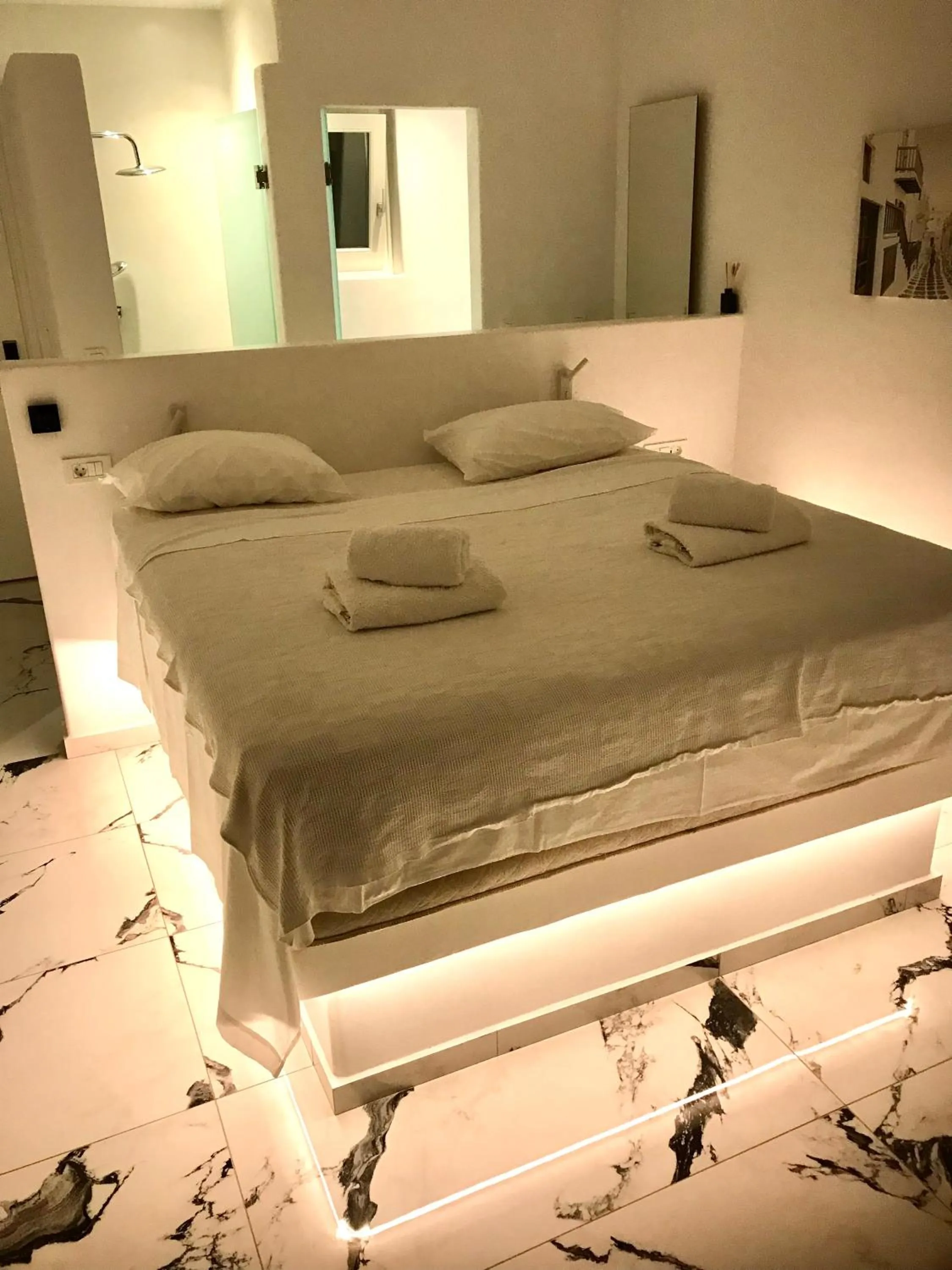 Bed in Bianco a Nero Mykonos