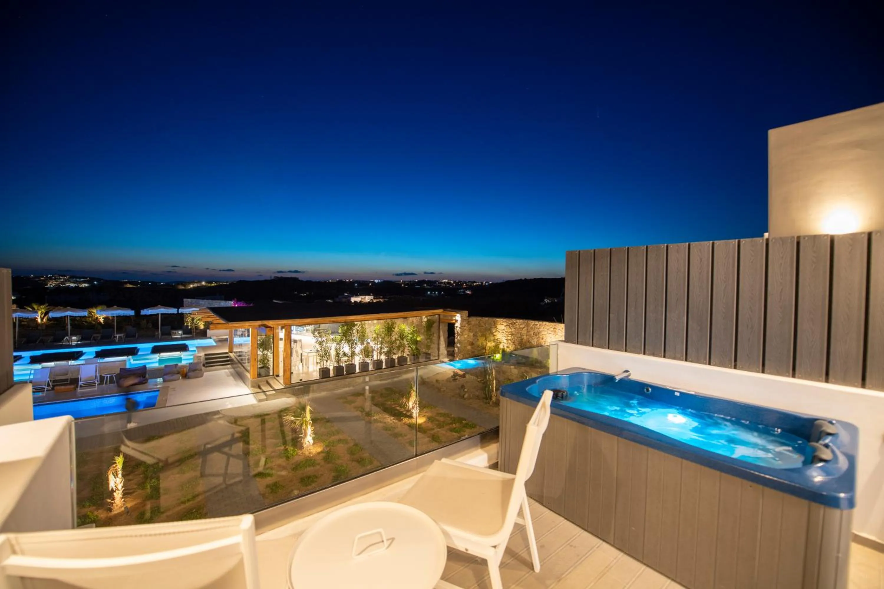 Hot Tub in Bianco a Nero Mykonos